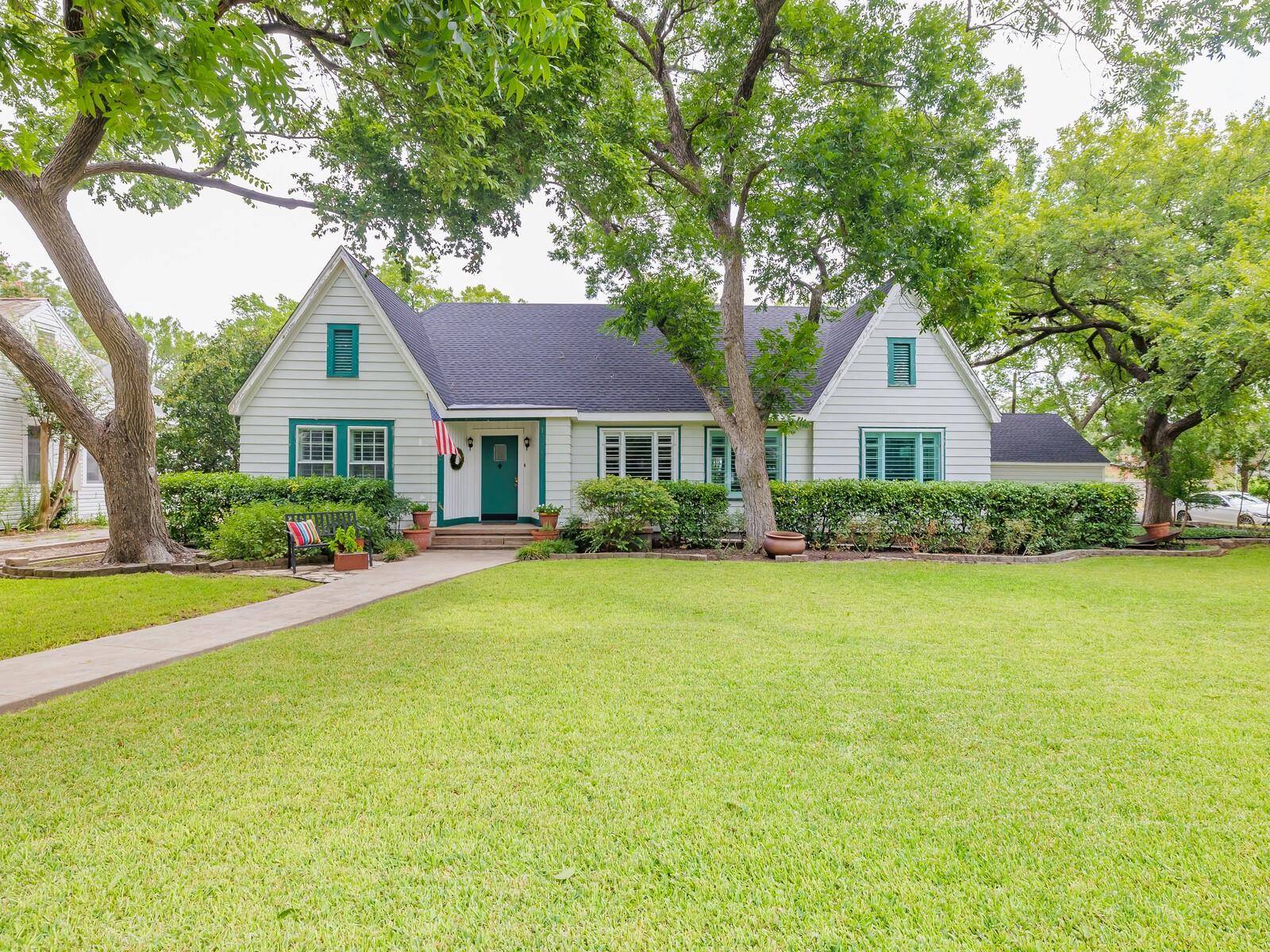 1711 W Lake DR, Taylor, TX 76574