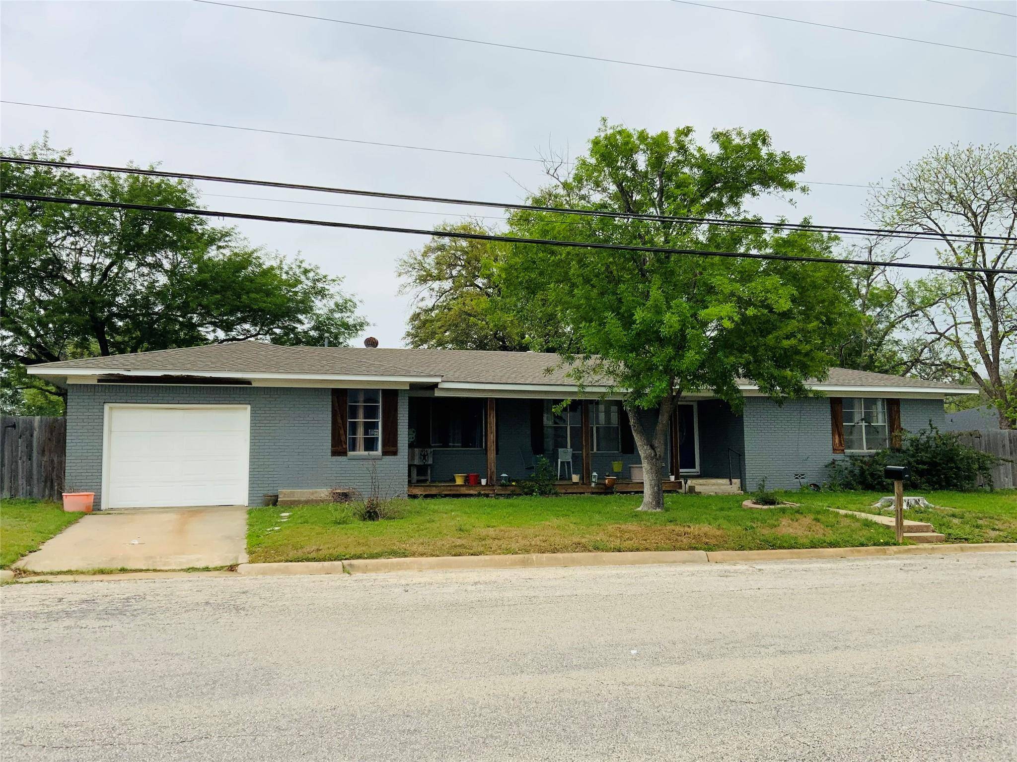 325 E Industry ST, Giddings, TX 78942