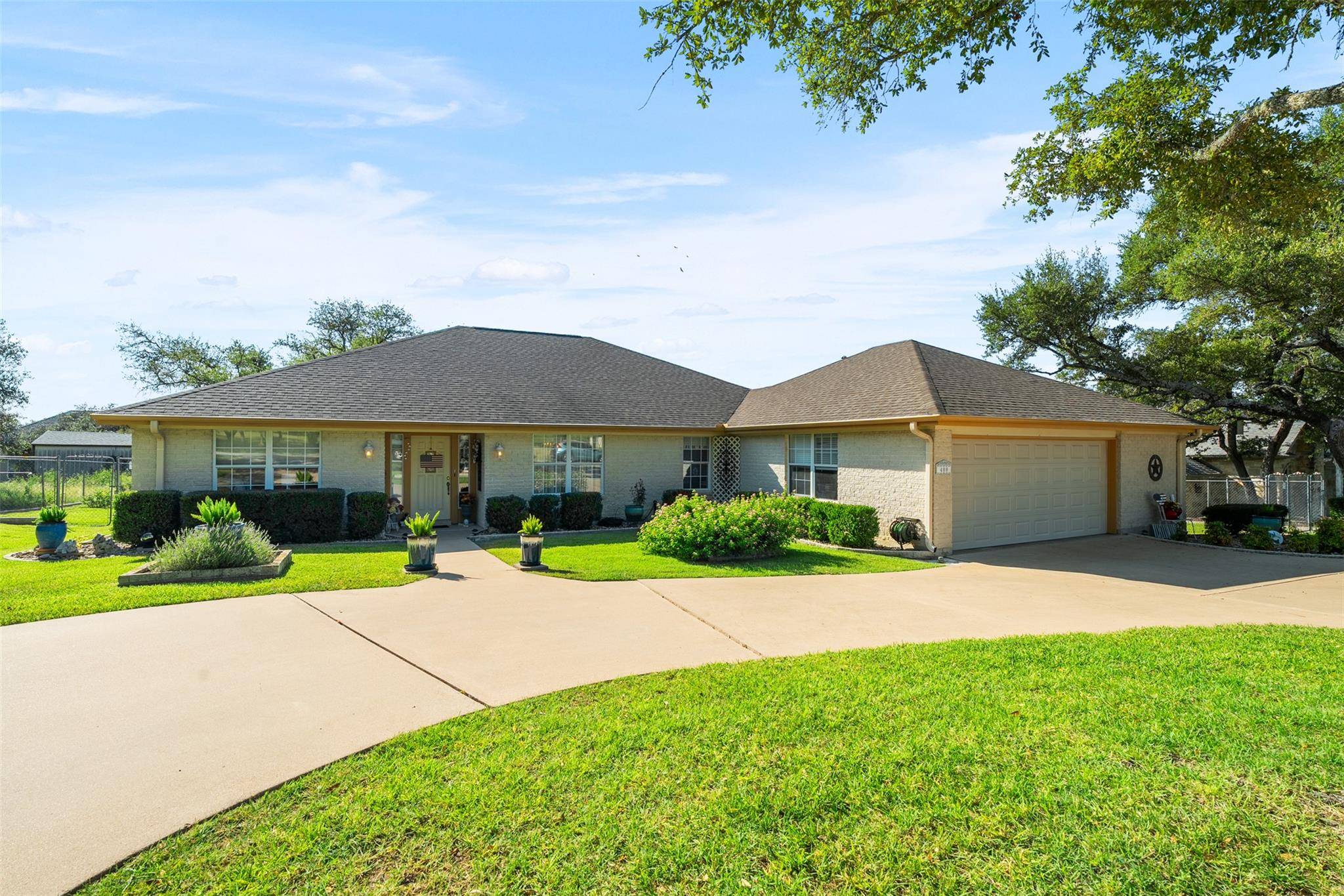 400 Meadow Oaks DR, Dripping Springs, TX 78620