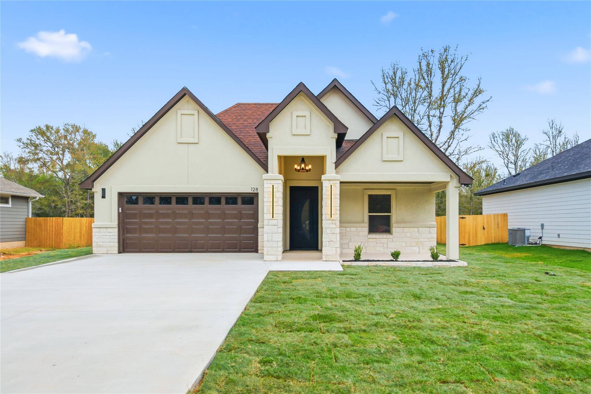 128 E Pauwela LN, Bastrop, TX 78602