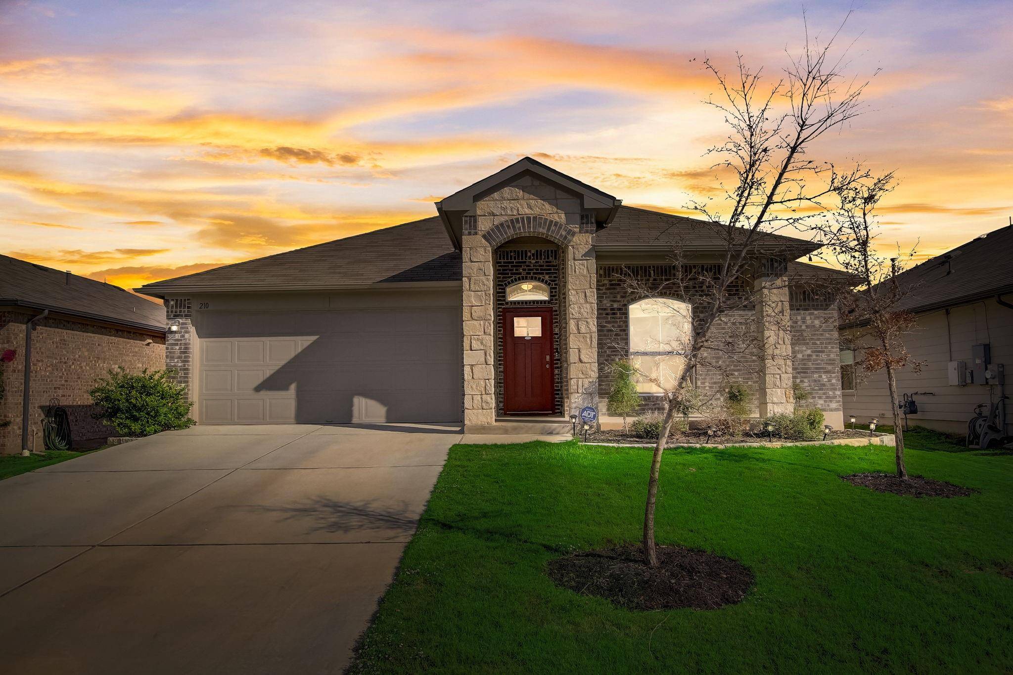 210 Rochester LN, Hutto, TX 78634