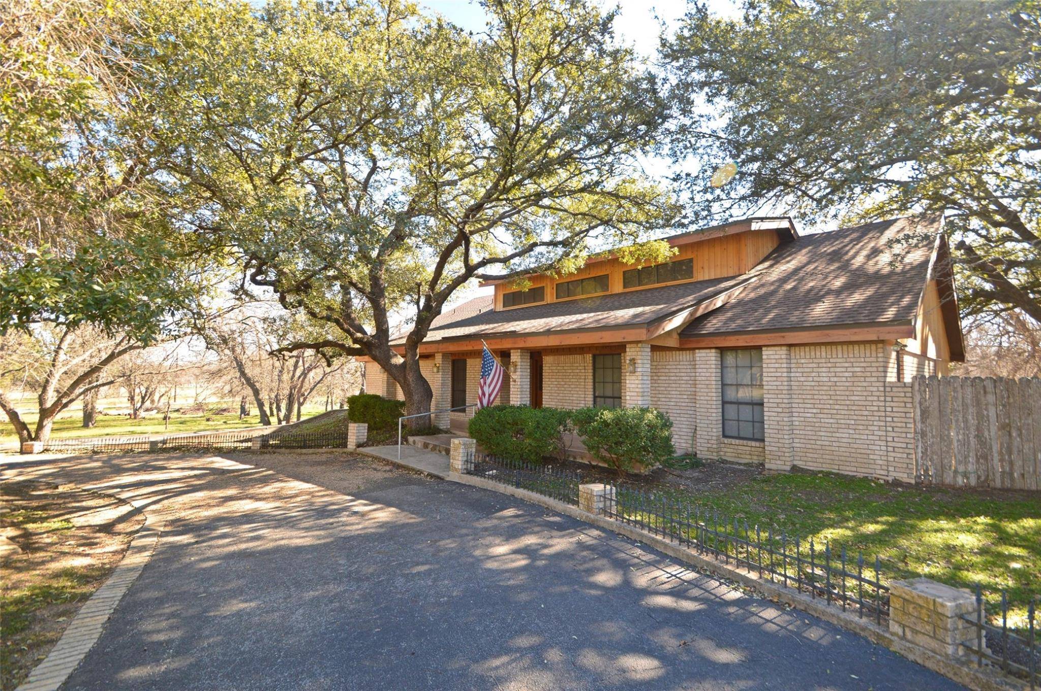 525 Naruna RD, Lampasas, TX 76550