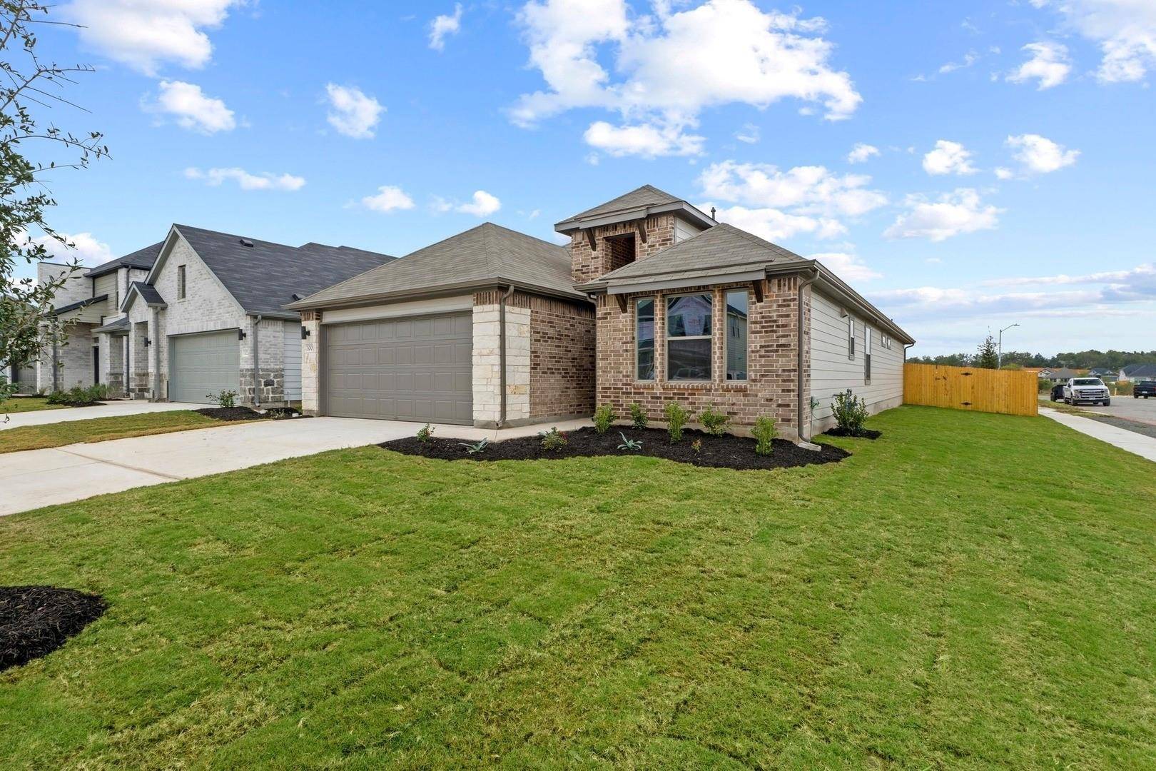 100 Mandeville DR, Hutto, TX 78634