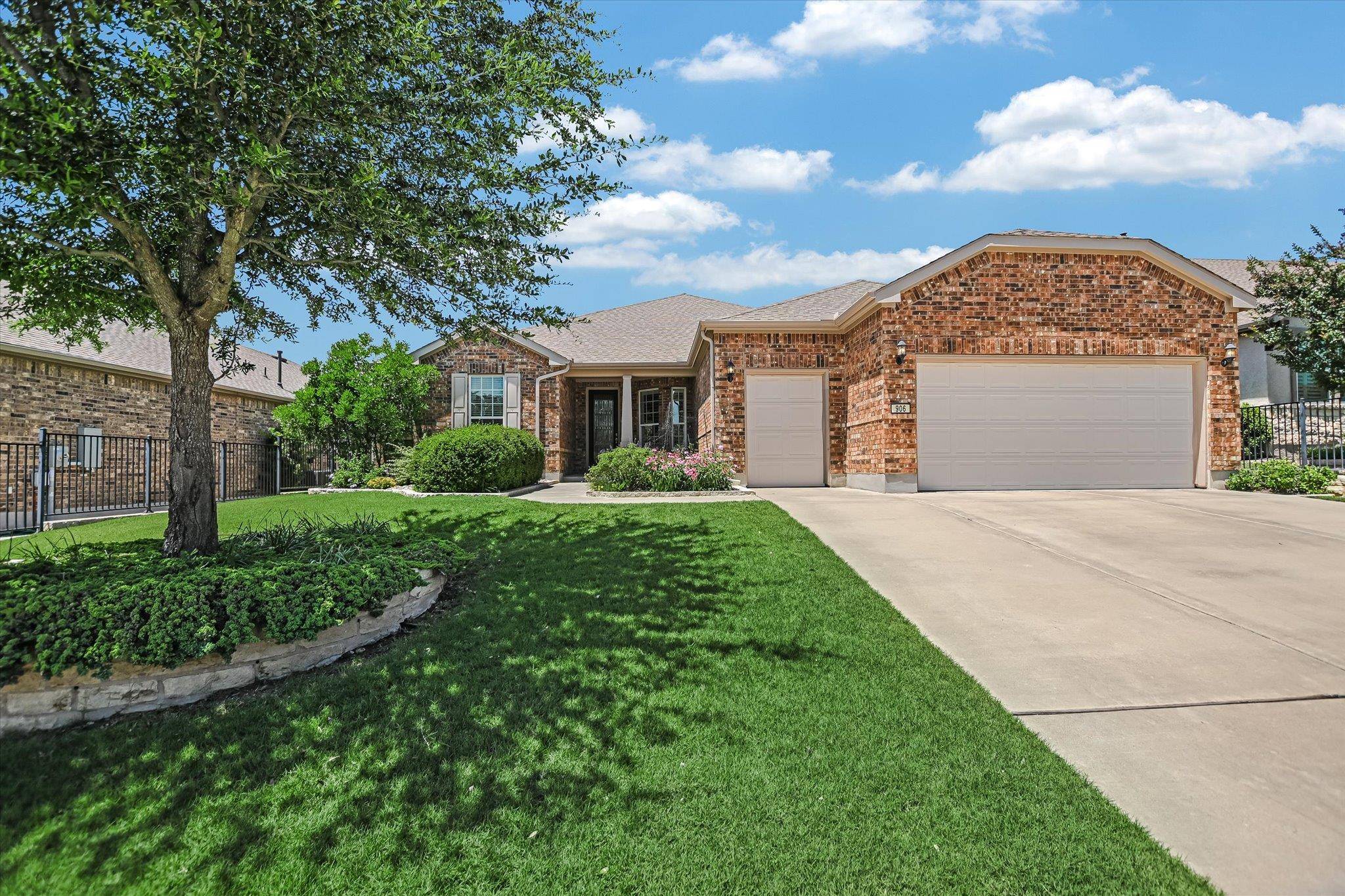 906 Holiday Creek LN, Georgetown, TX 78633