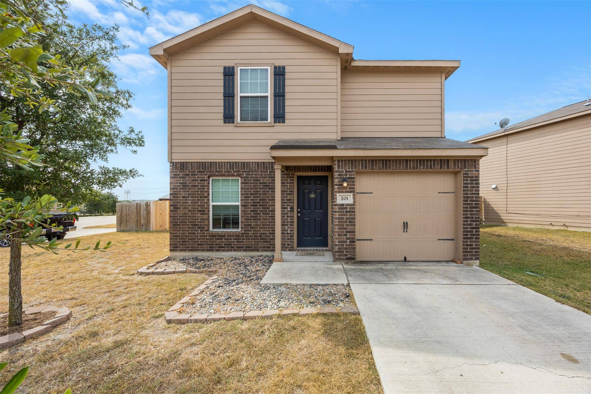 201 Yearwood LN, Jarrell, TX 76537