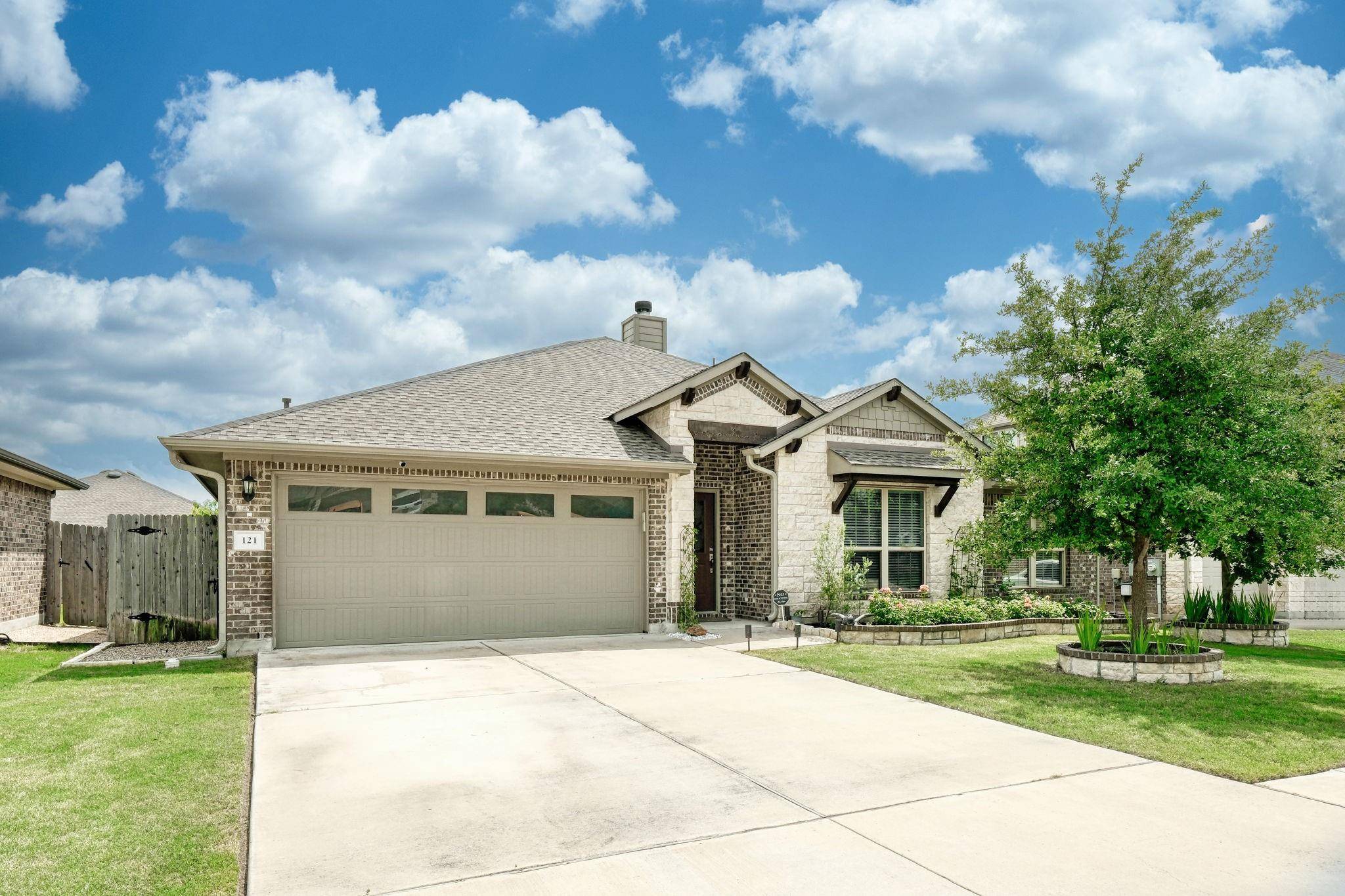 121 W Highfield ST, Hutto, TX 78634