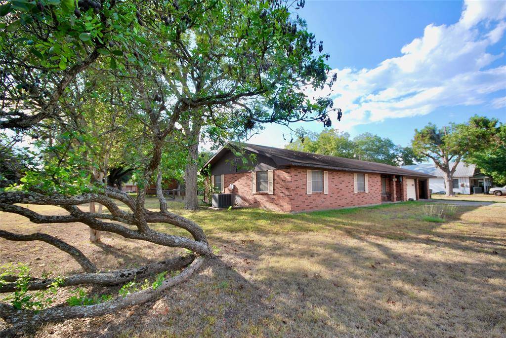 201 N Arnim ST, Moulton, TX 77975