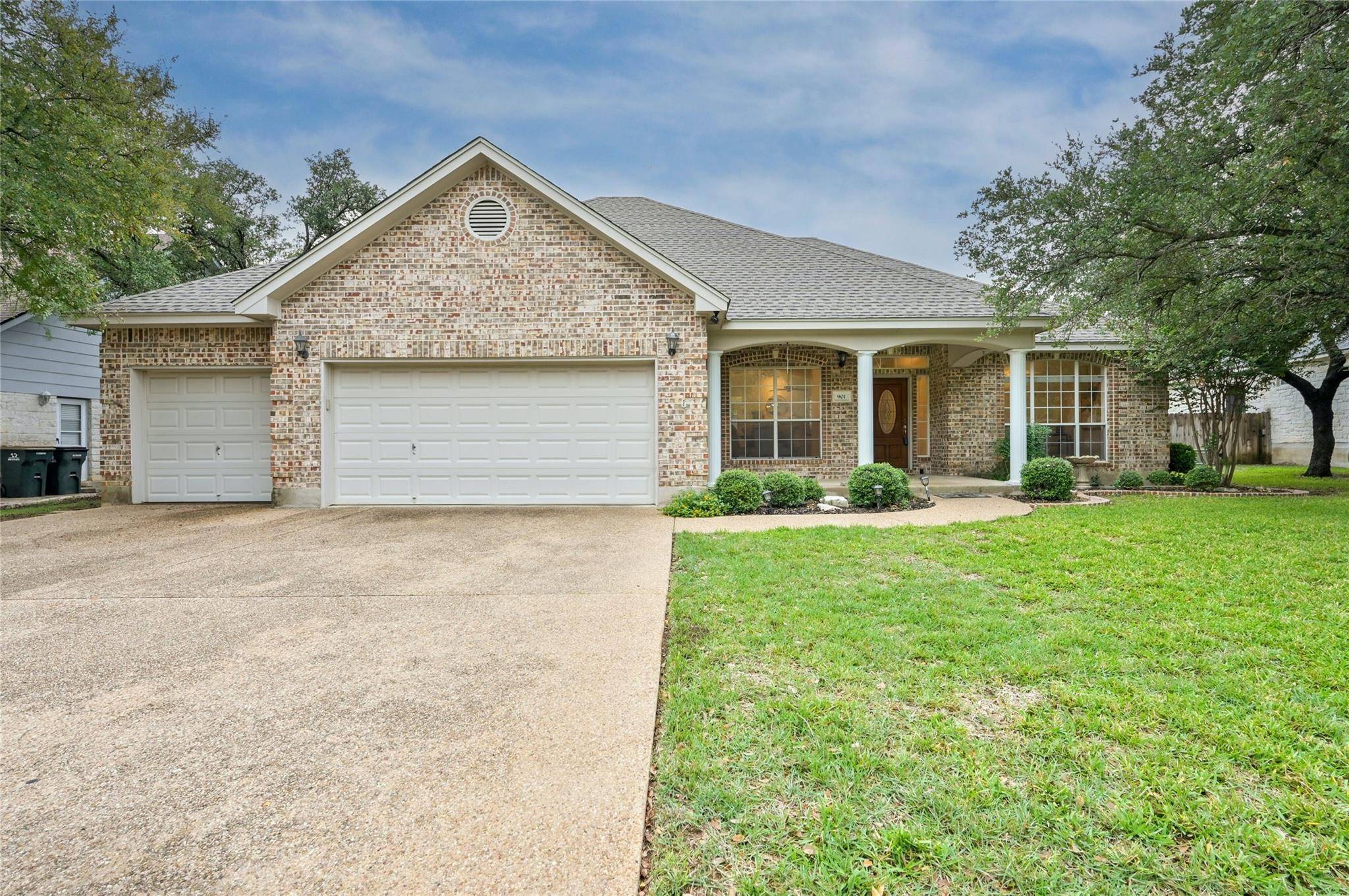901 Hedgewood DR, Georgetown, TX 78628