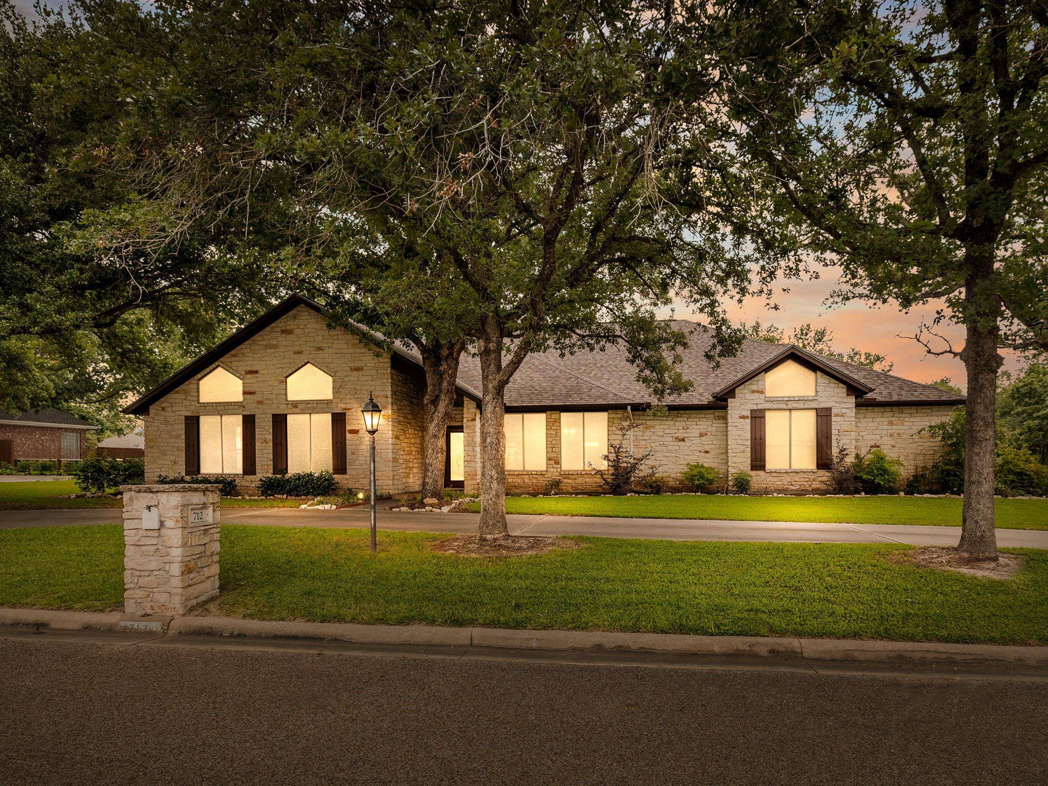 712 Middleton ST, Rockdale, TX 76567