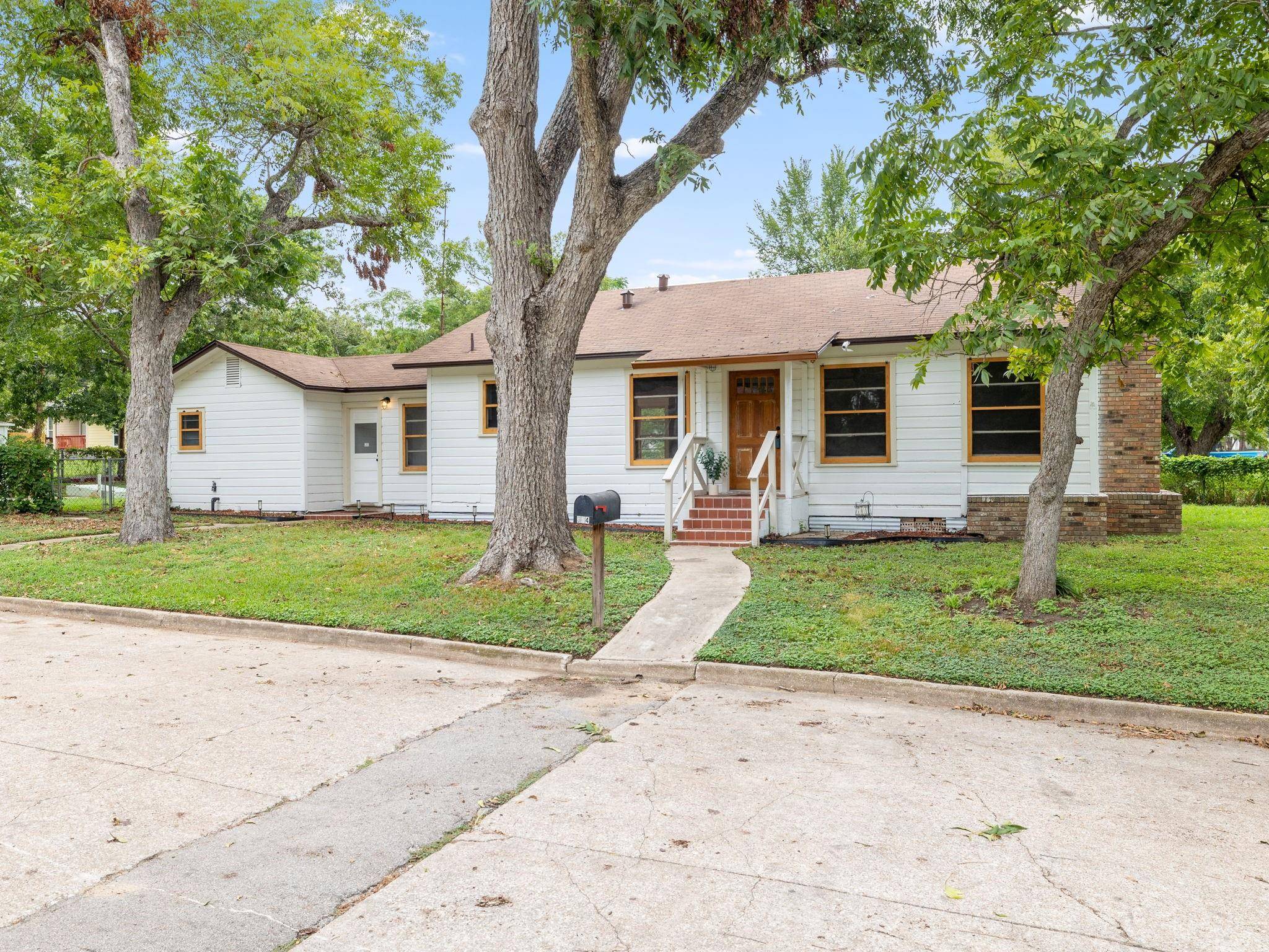 304 Thrall Ave, Rockdale, TX 76567