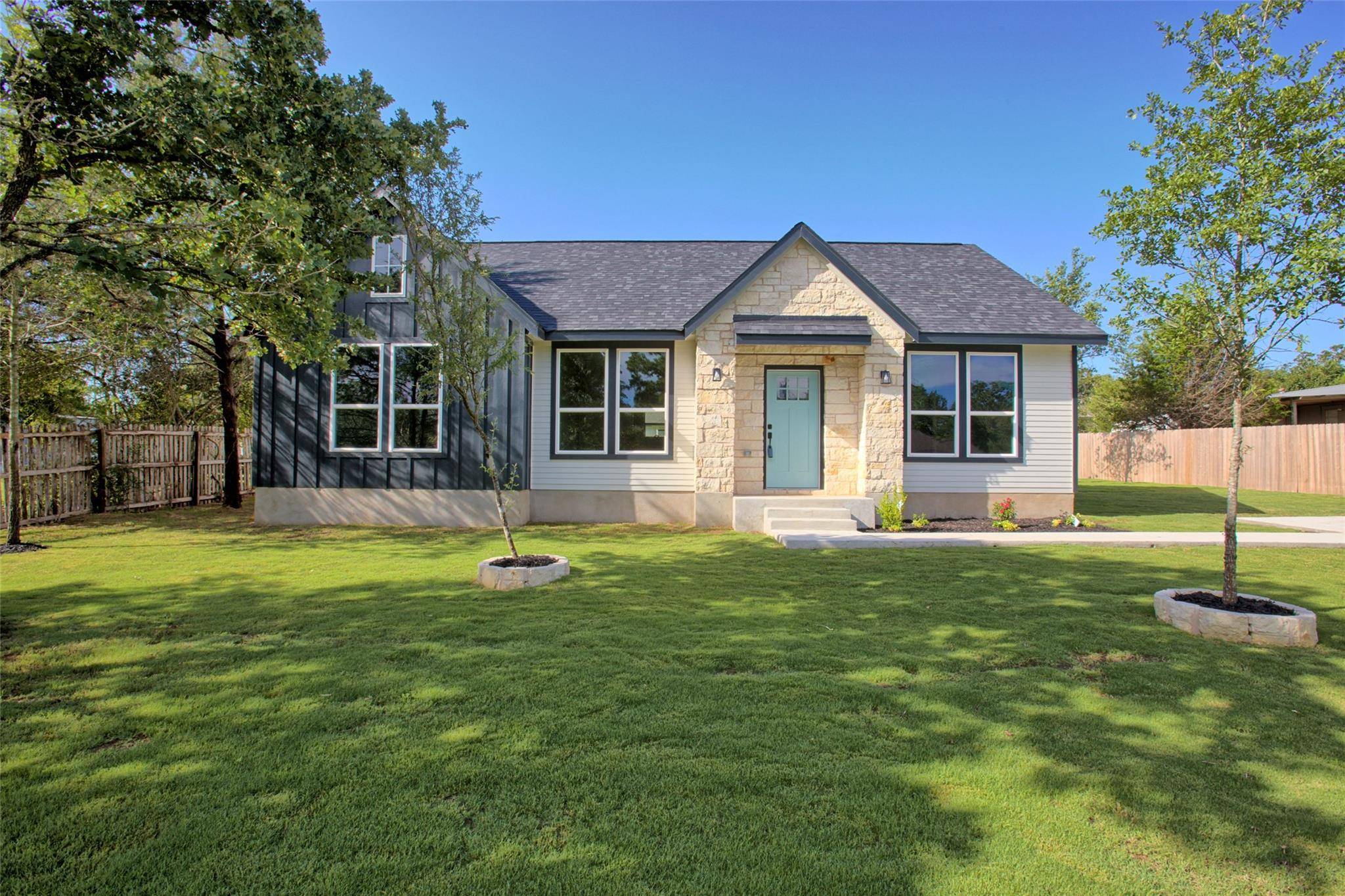 109 Creekside DR, Bastrop, TX 78602