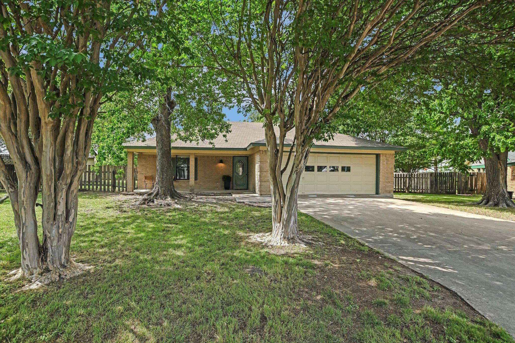 111 Creekside DR, Hutto, TX 78634