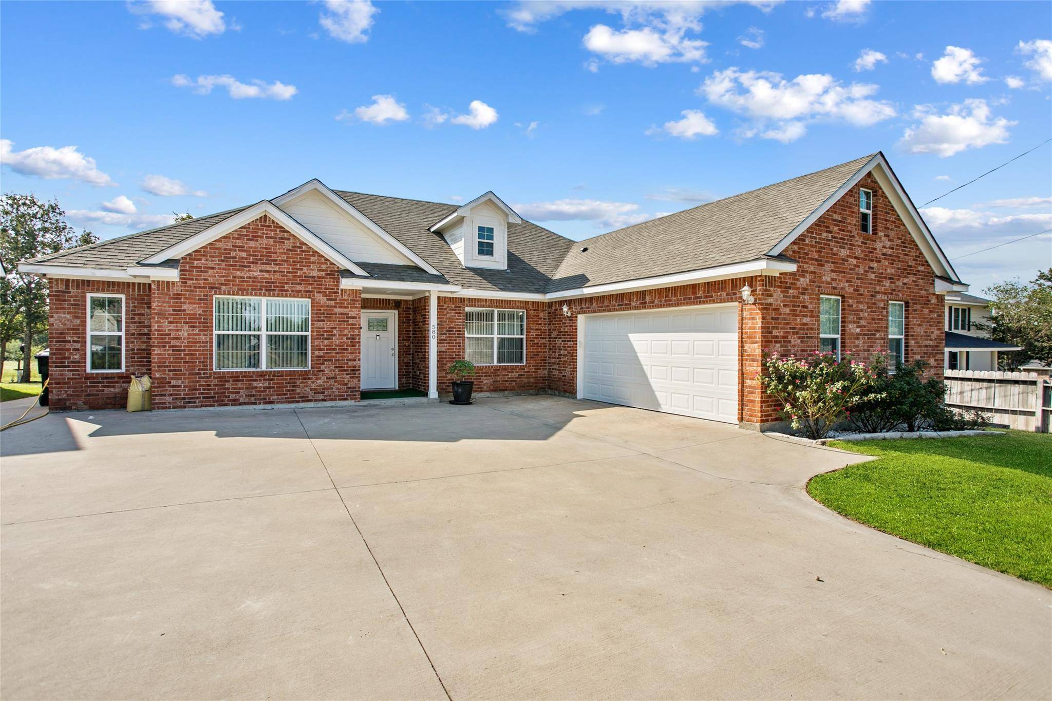 580 Acorn ST, Giddings, TX 78942