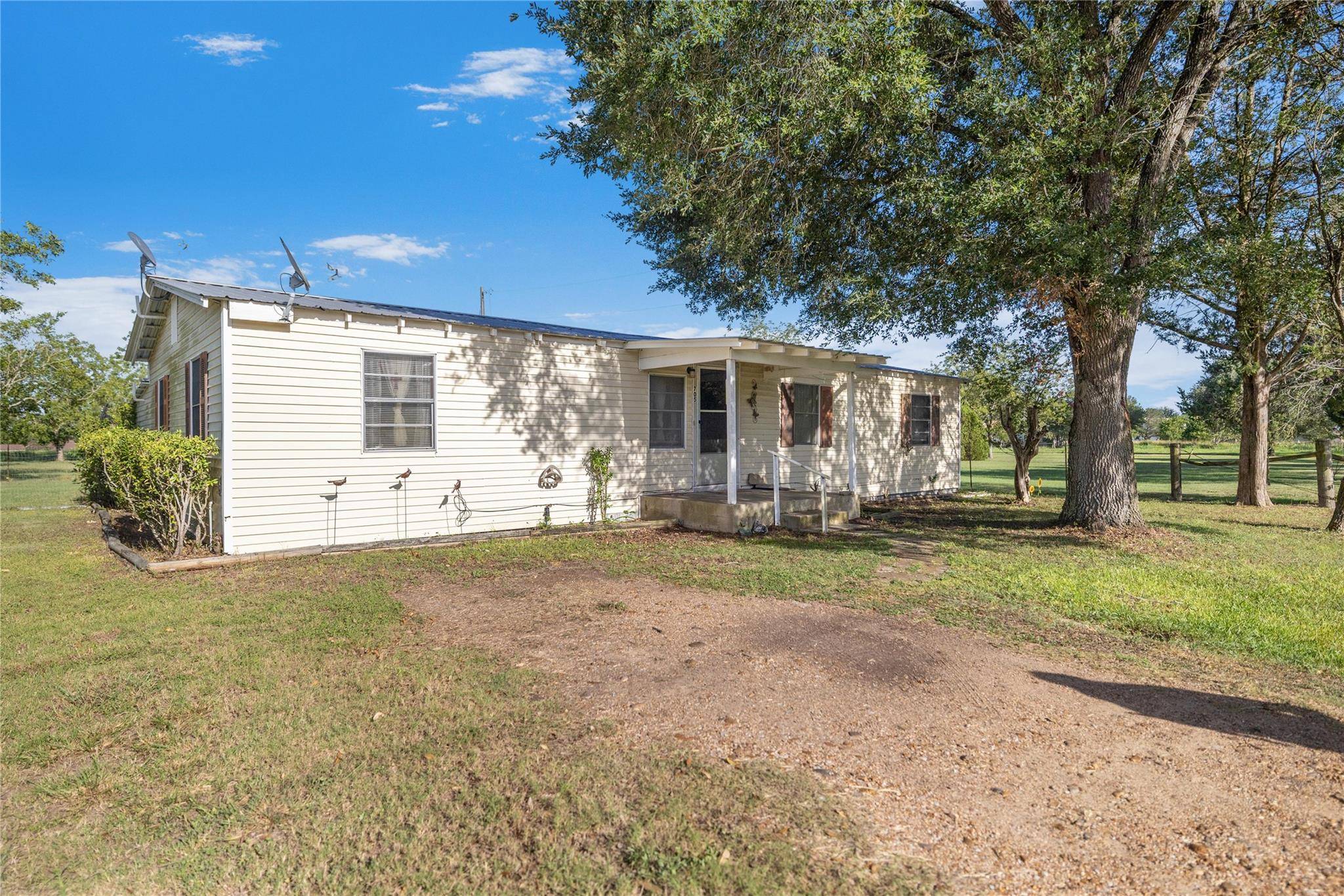 705 S Depot ST, Moulton, TX 77975