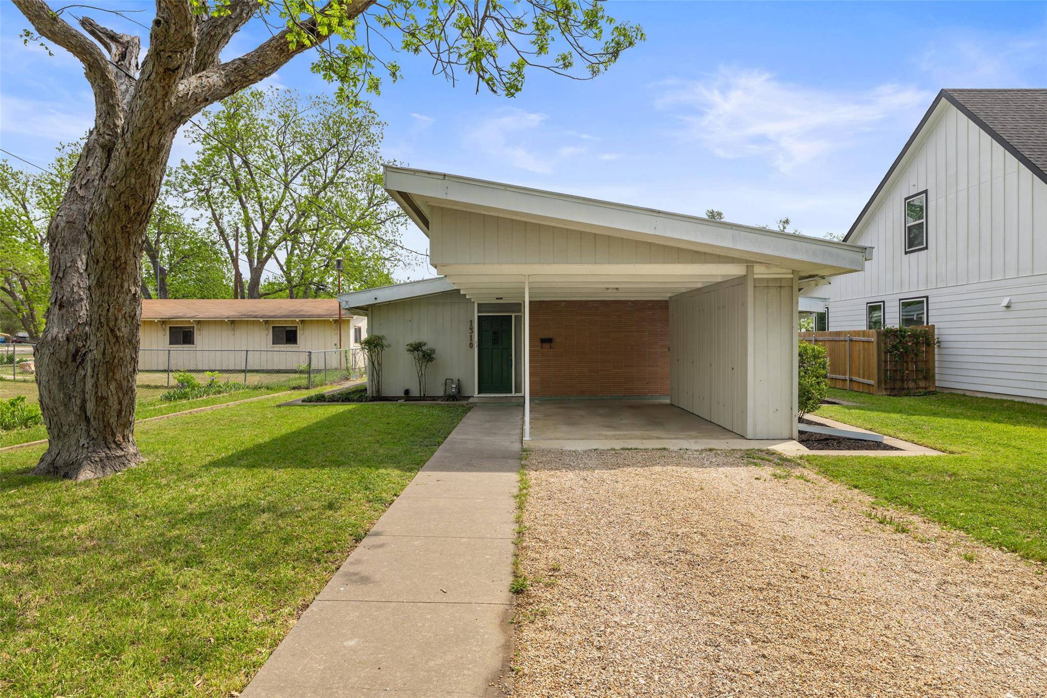 1310 Thompson ST, Taylor, TX 76574