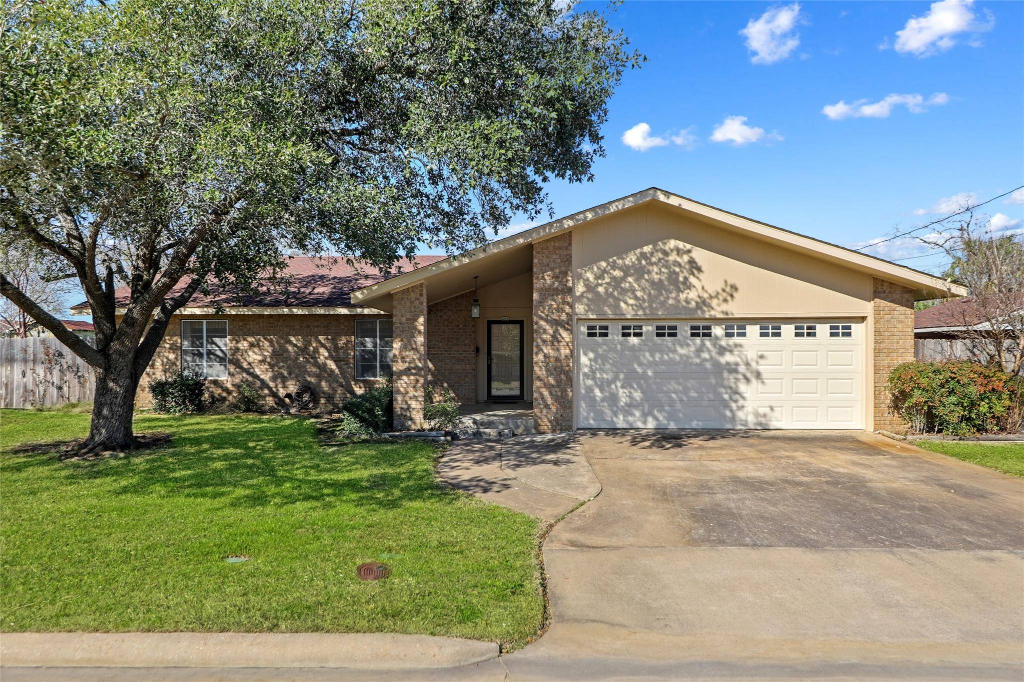 283 Woodland Ave, Giddings, TX 78942