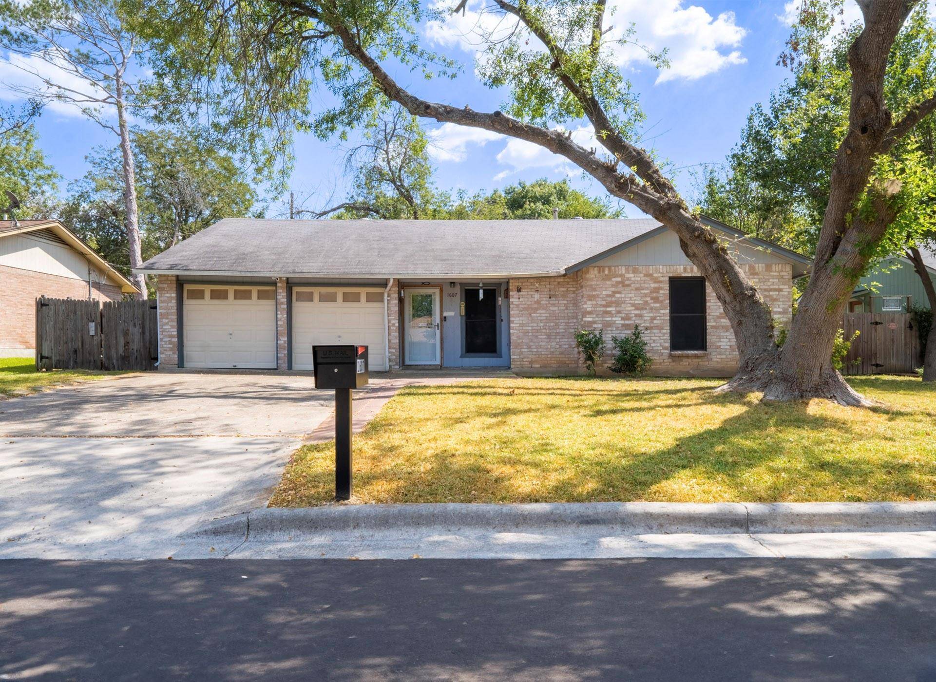 1607 Parkview LN, San Marcos, TX 78666