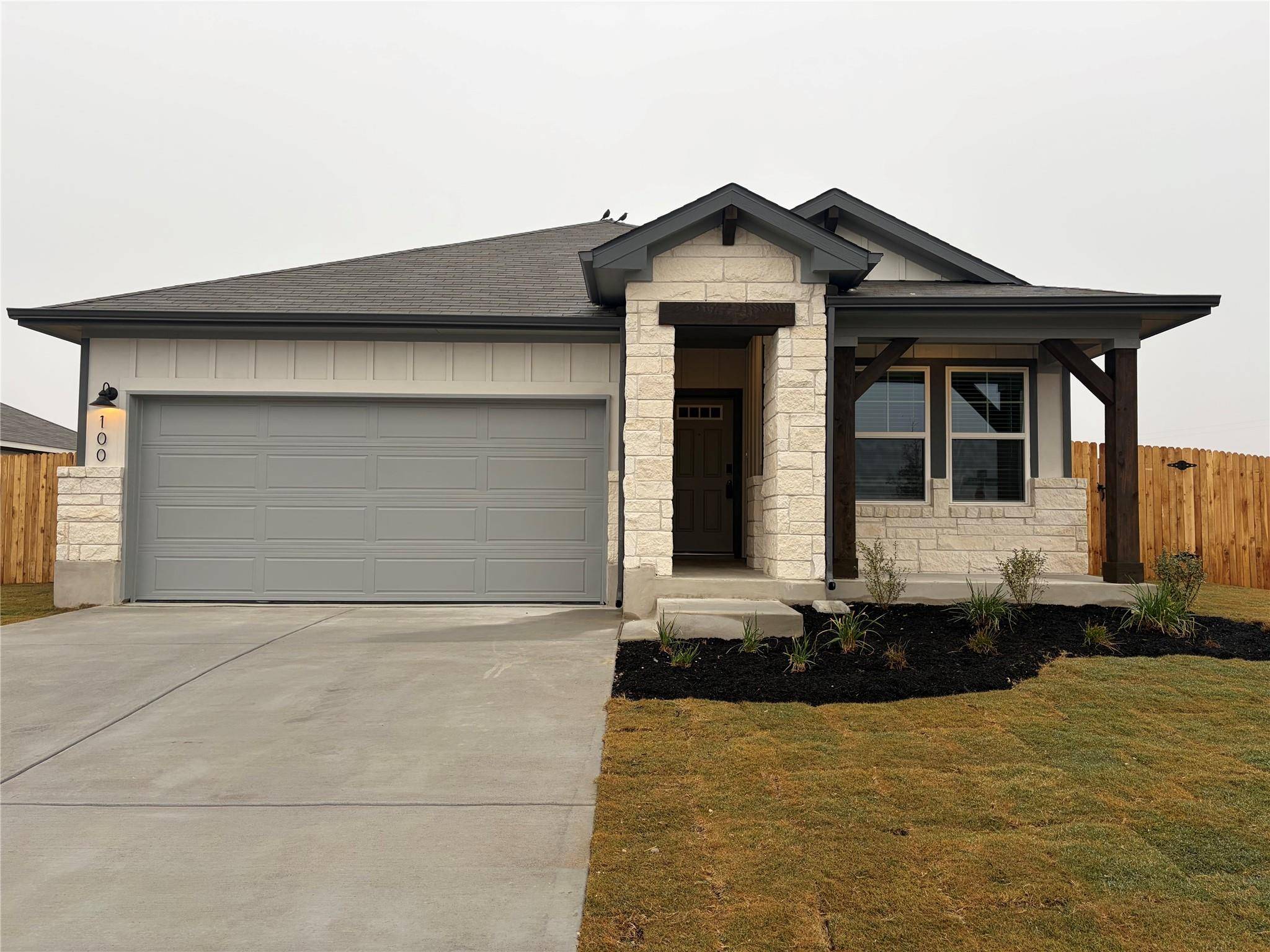 100 Honey Bee RD, Jarrell, TX 76537