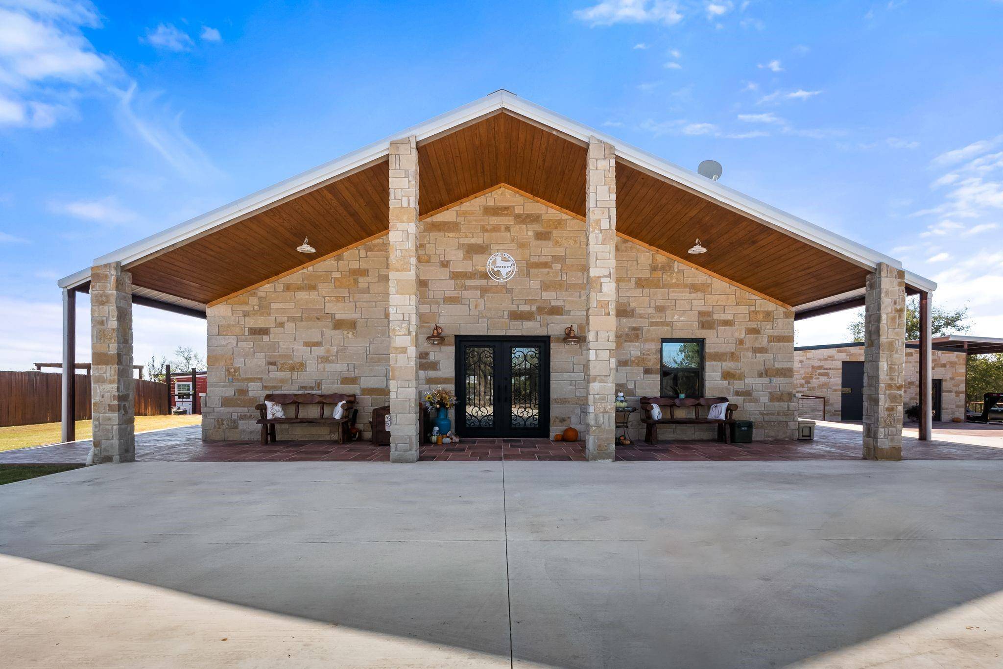 2915 Gander Slough RD, Kingsbury, TX 78638