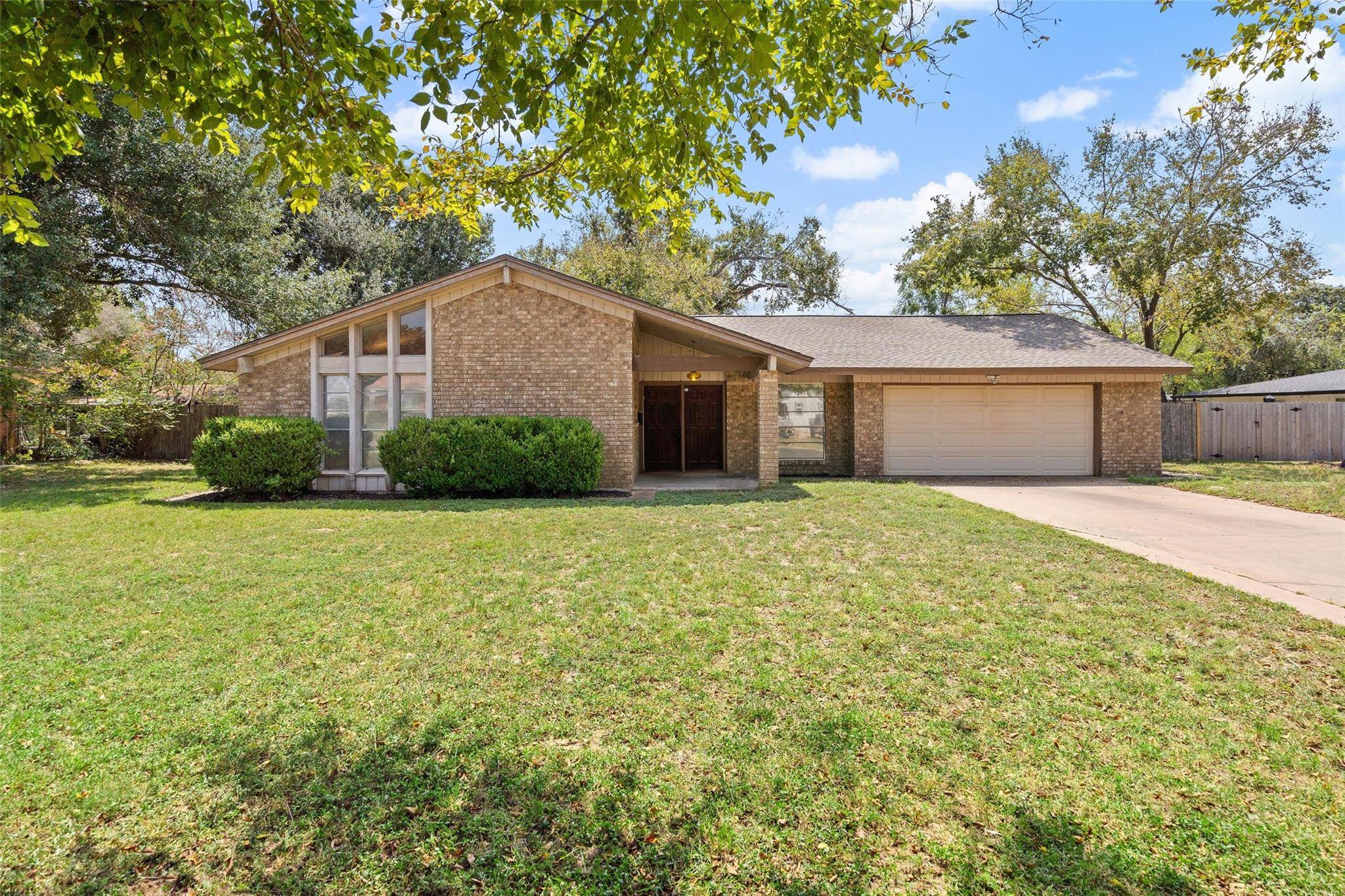 2203 Murray Ave, Rockdale, TX 76567