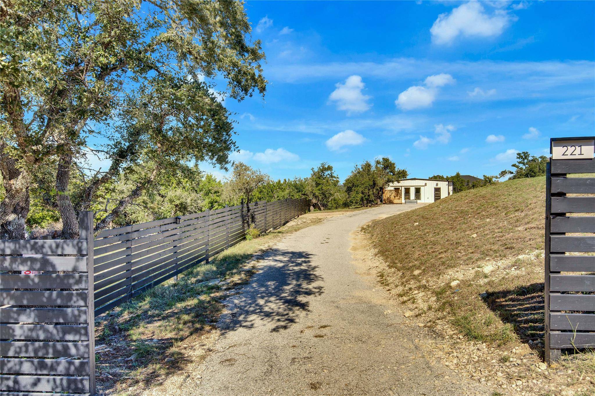 221 Hilltop DR, Dripping Springs, TX 78620