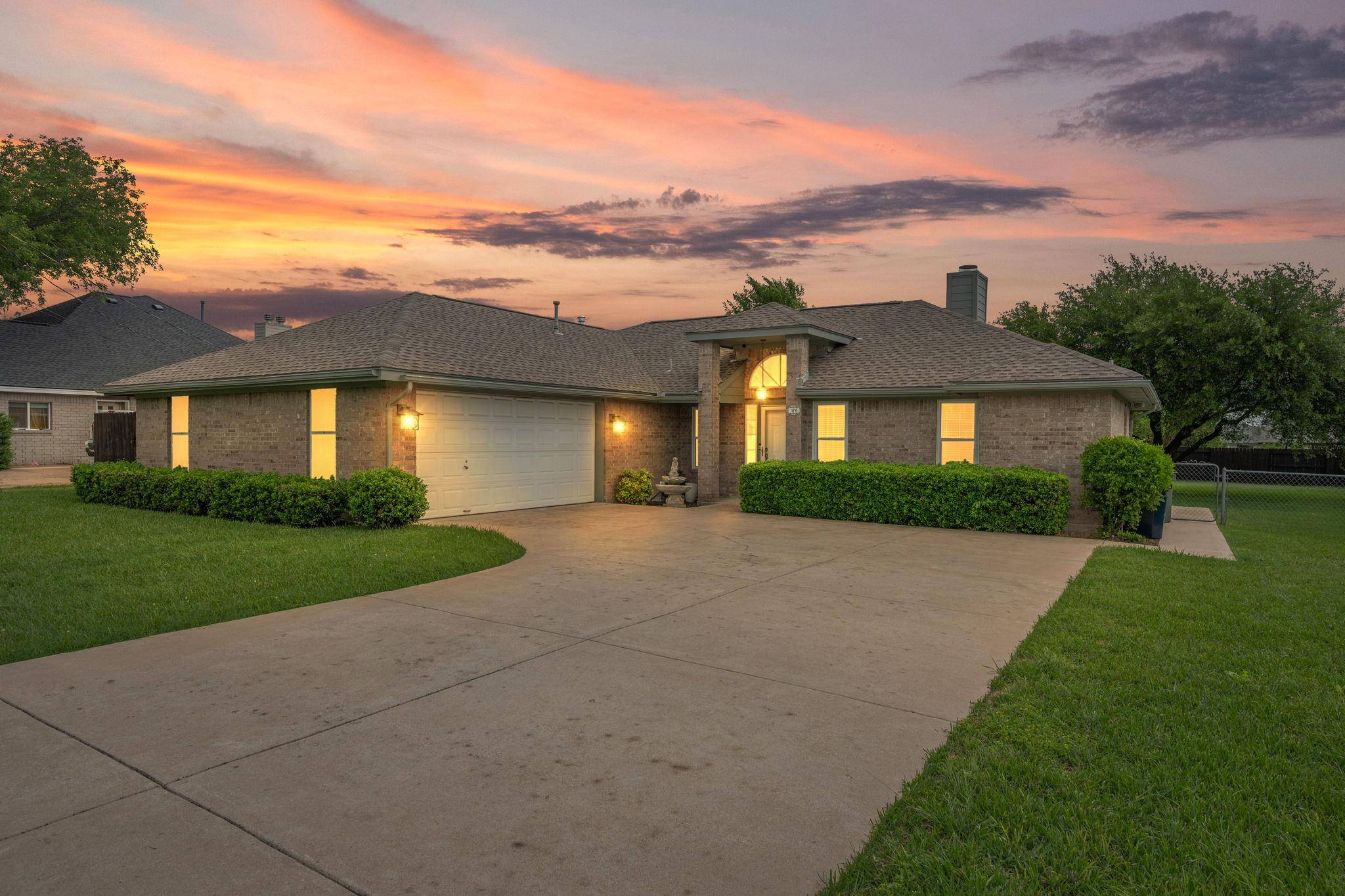 1816 Emerald Isle DR, Leander, TX 78641