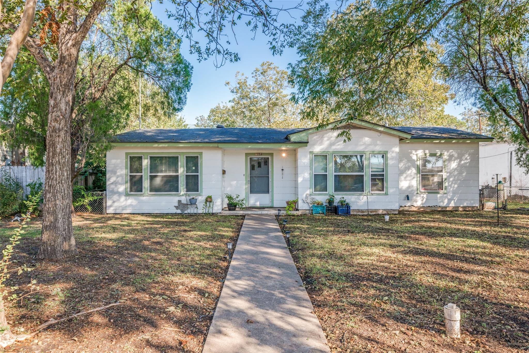 1068 E Walnut ST, Seguin, TX 78155