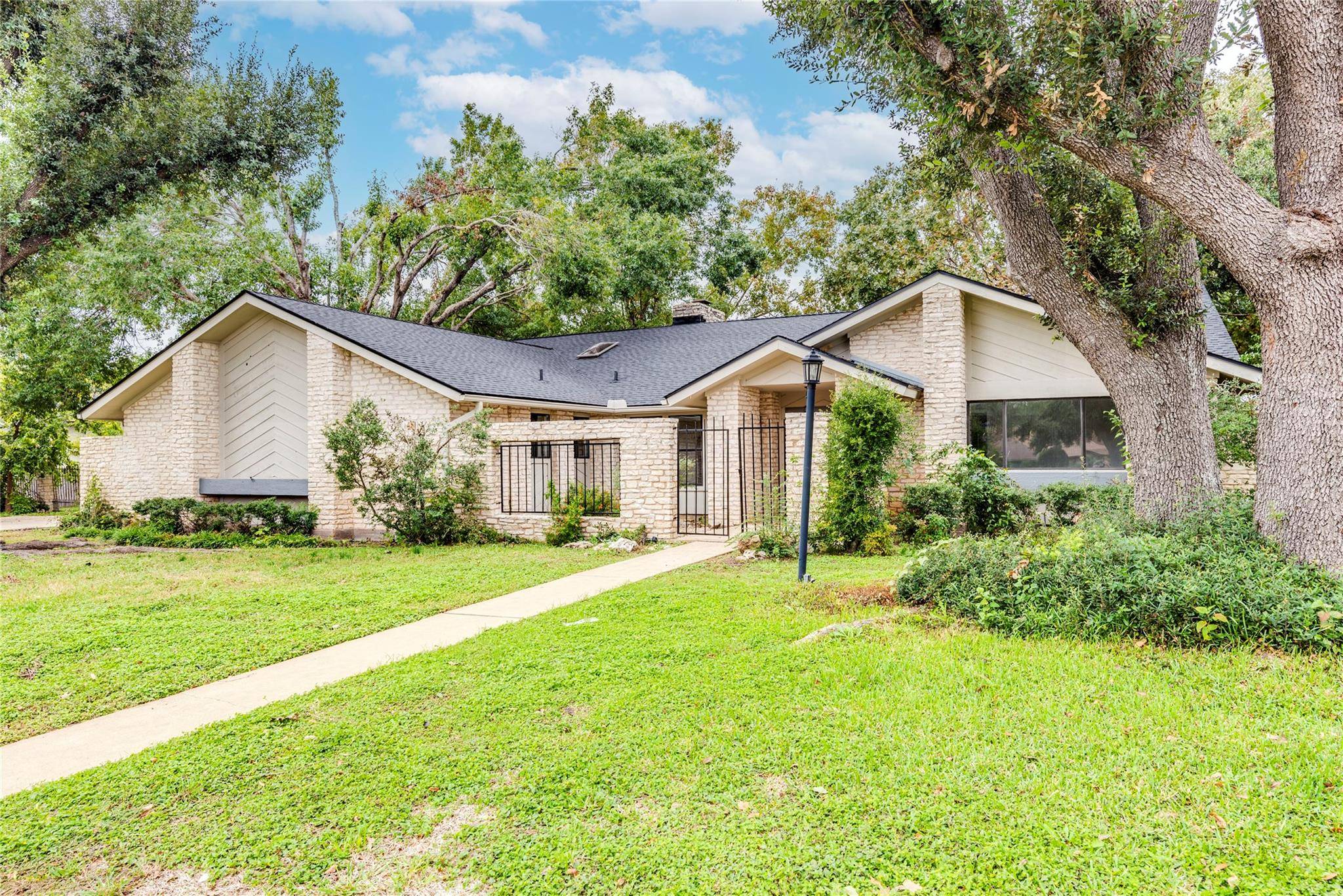 310 Cherrywood CIR, Taylor, TX 76574