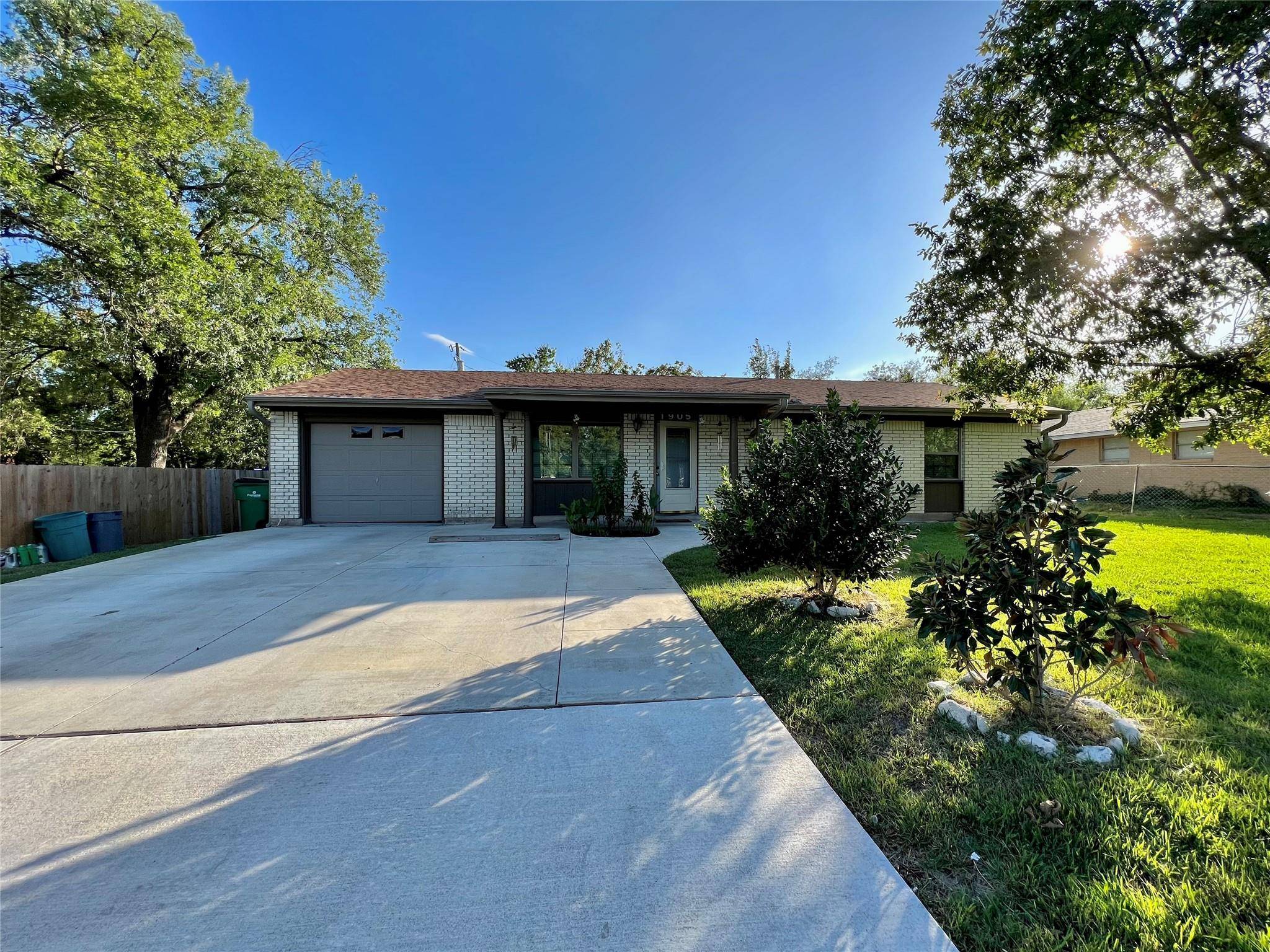 1905 N Lynn ST, Taylor, TX 76574
