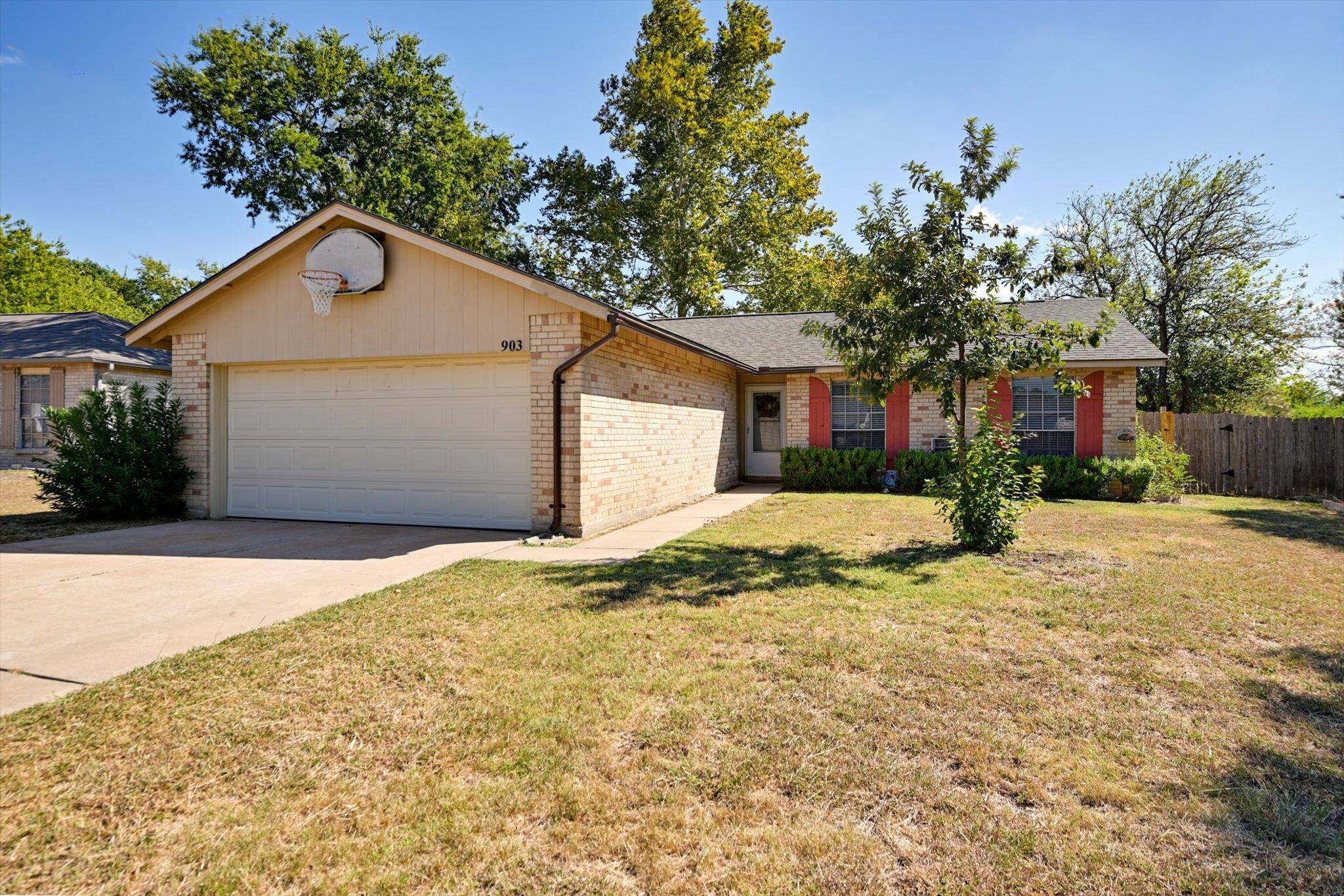903 Rolling Green CIR, Round Rock, TX 78664