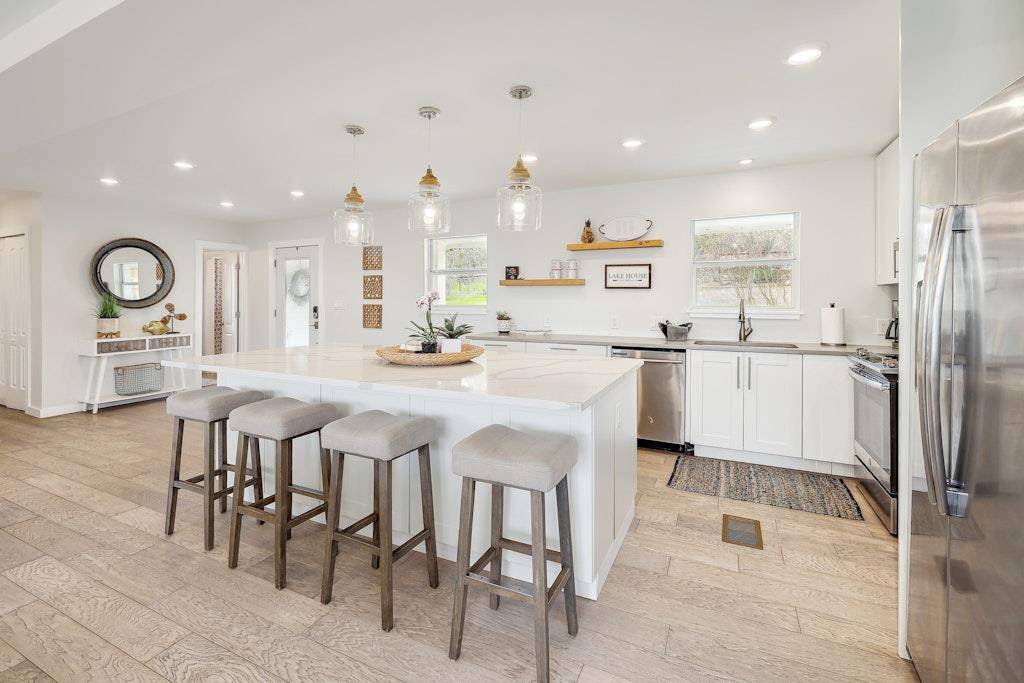 1223 Lake Shore DR, Spicewood, TX 78669