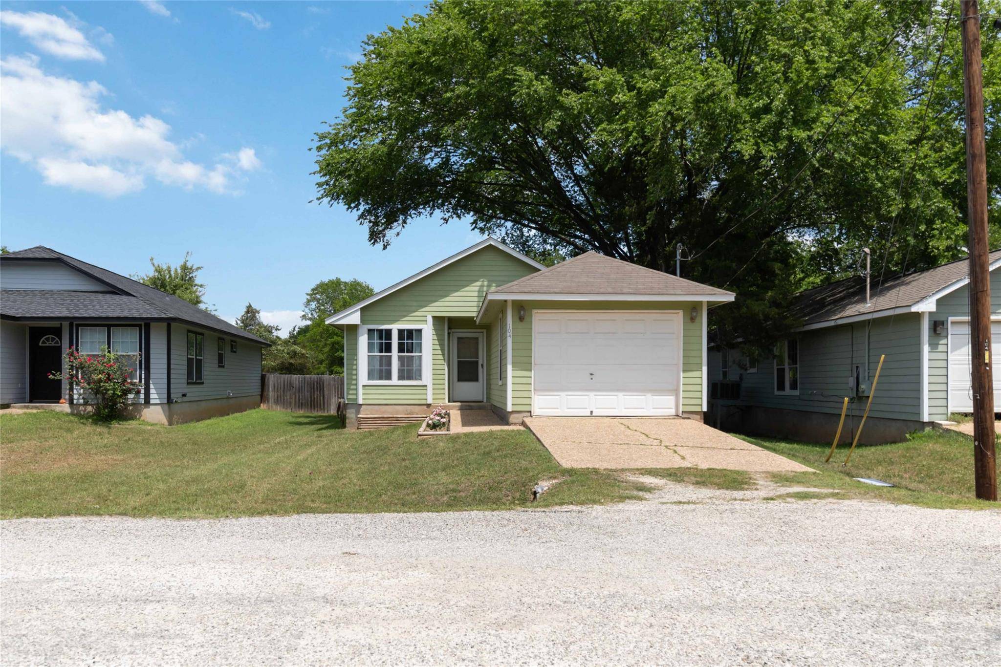 104 Paia LN, Bastrop, TX 78602