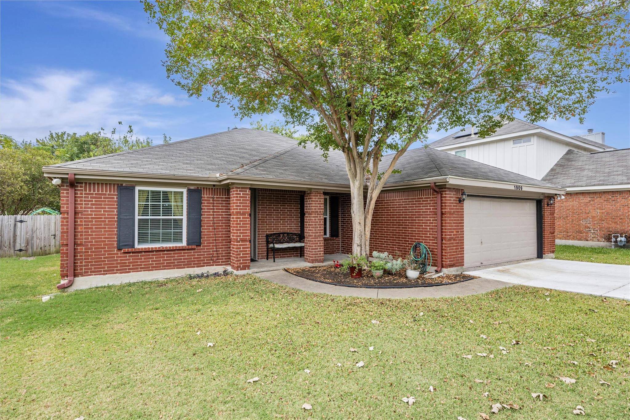 1909 Stratford DR, Round Rock, TX 78664