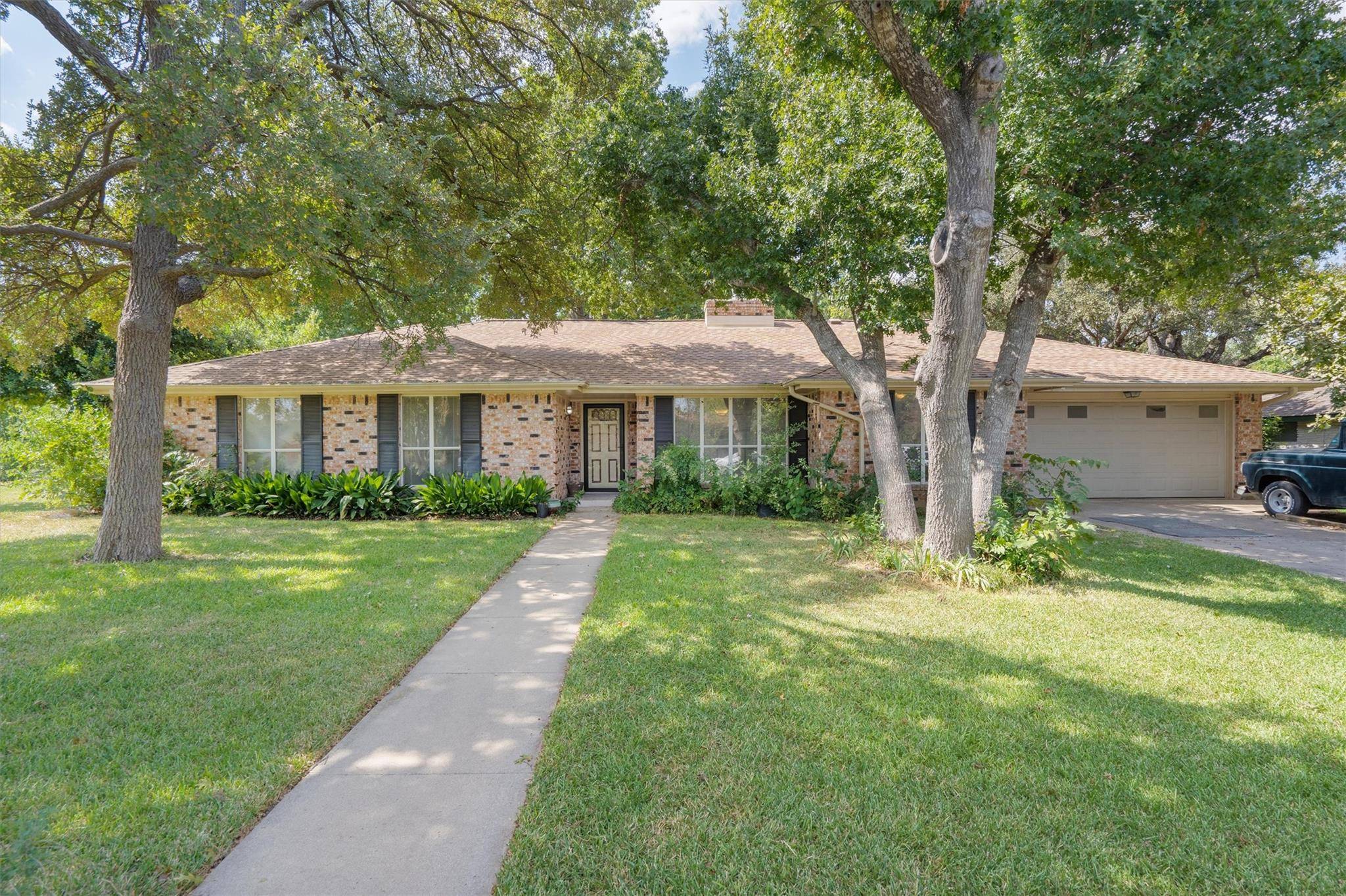 301 Tallwood DR, Georgetown, TX 78628