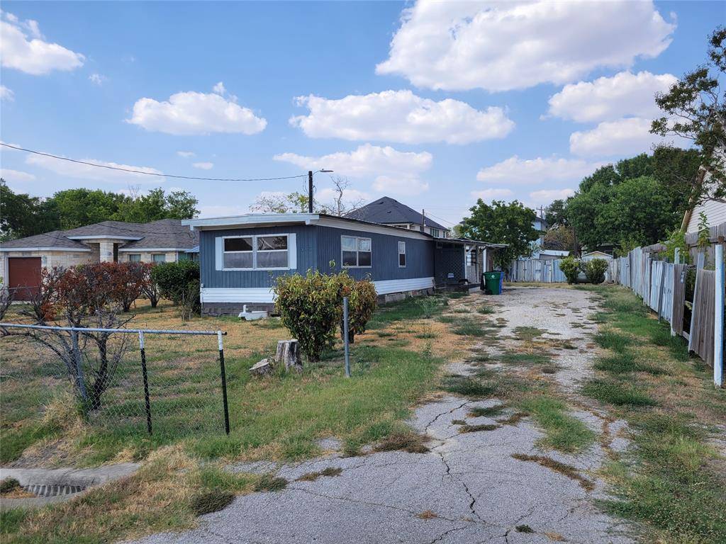 303 E Burton ST, Manor, TX 78653