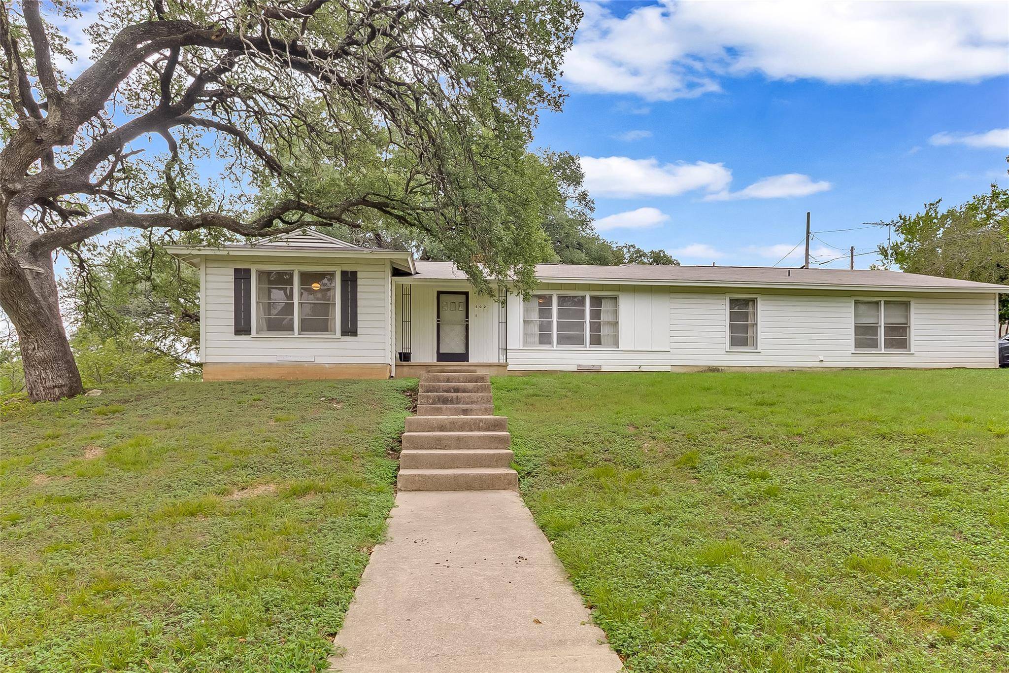 502 W Avenue A, Lampasas, TX 76550