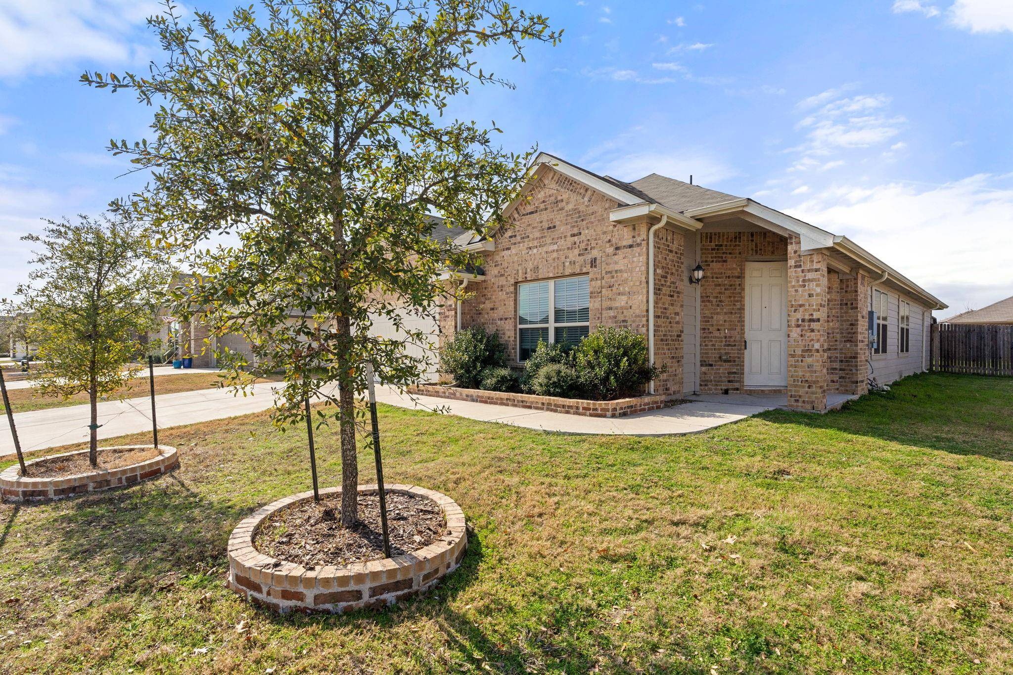 211 Colthorpe LN, Hutto, TX 78634