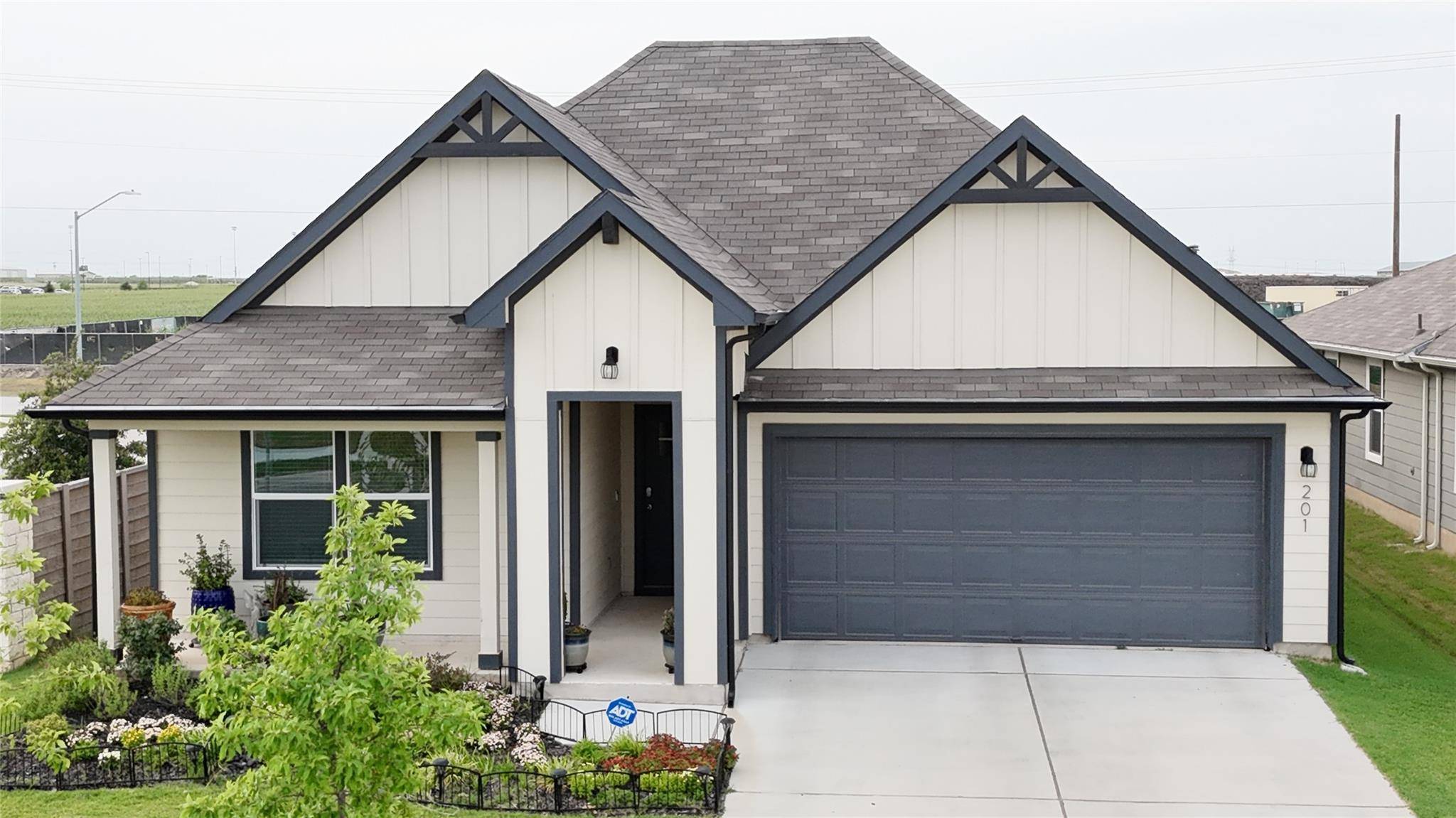 201 Mulberry Creek LN, Hutto, TX 78634