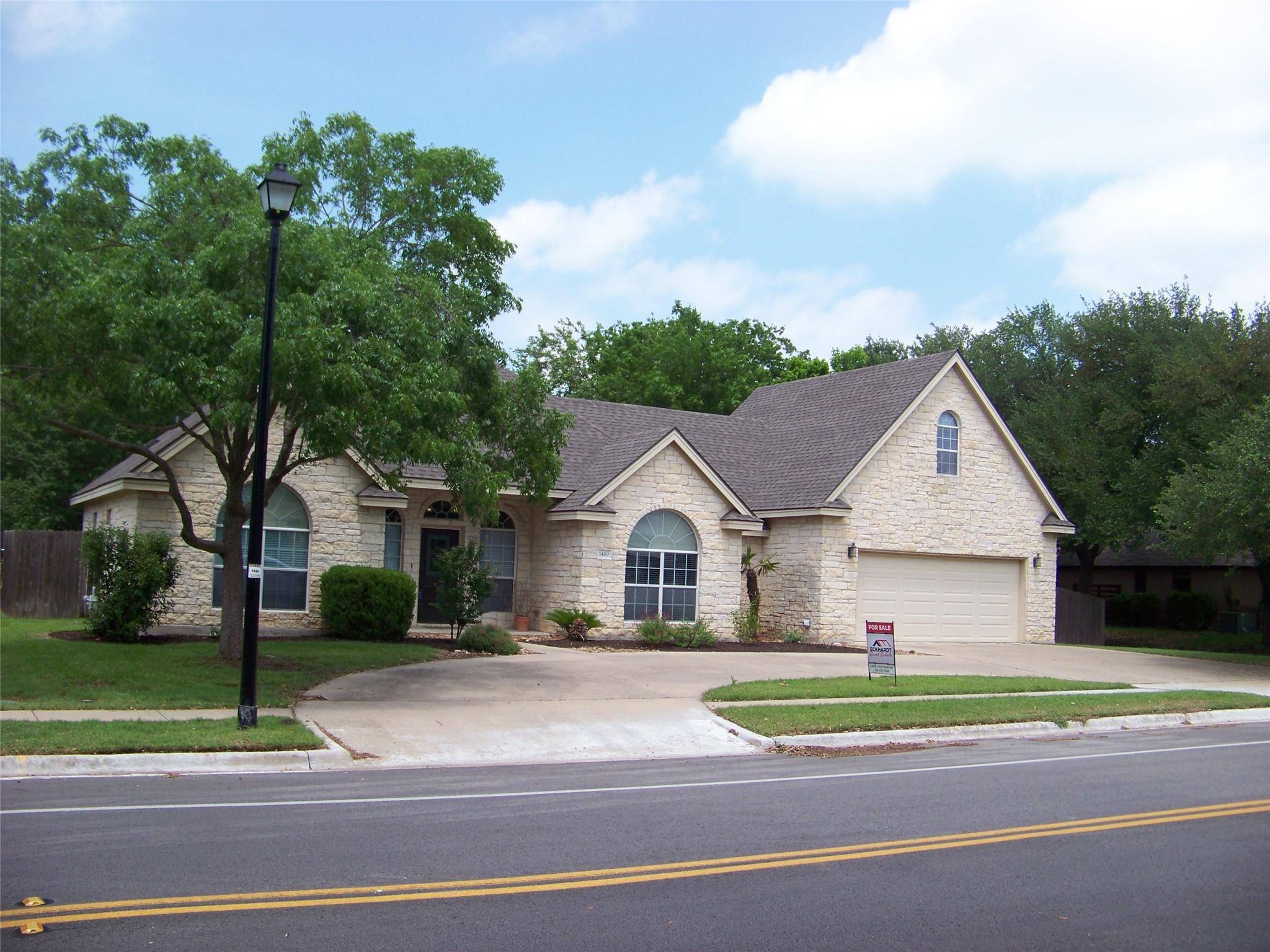 1400 T H Johnson DR, Taylor, TX 76574