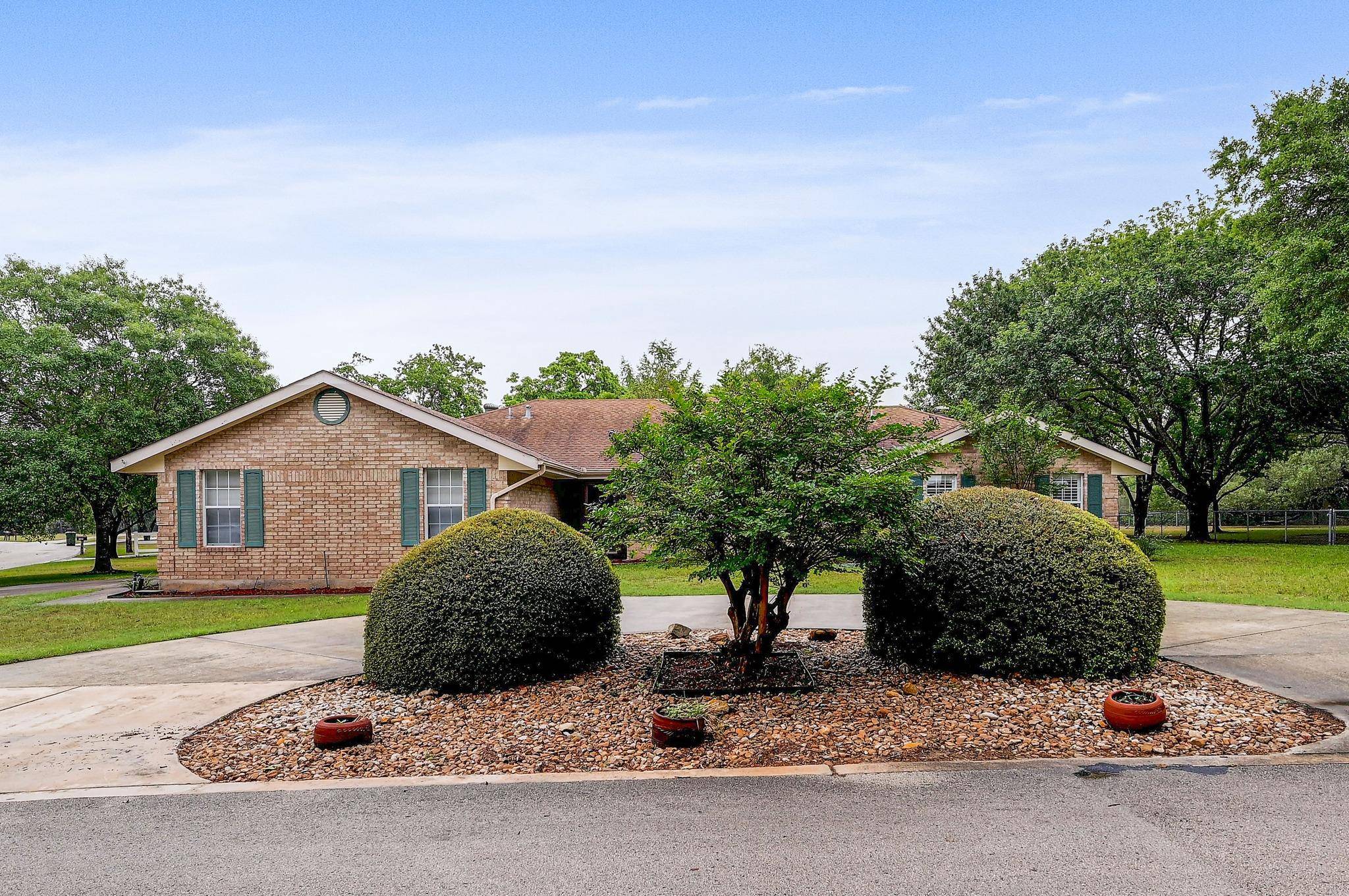 259 Twin Oak RD, Seguin, TX 78155
