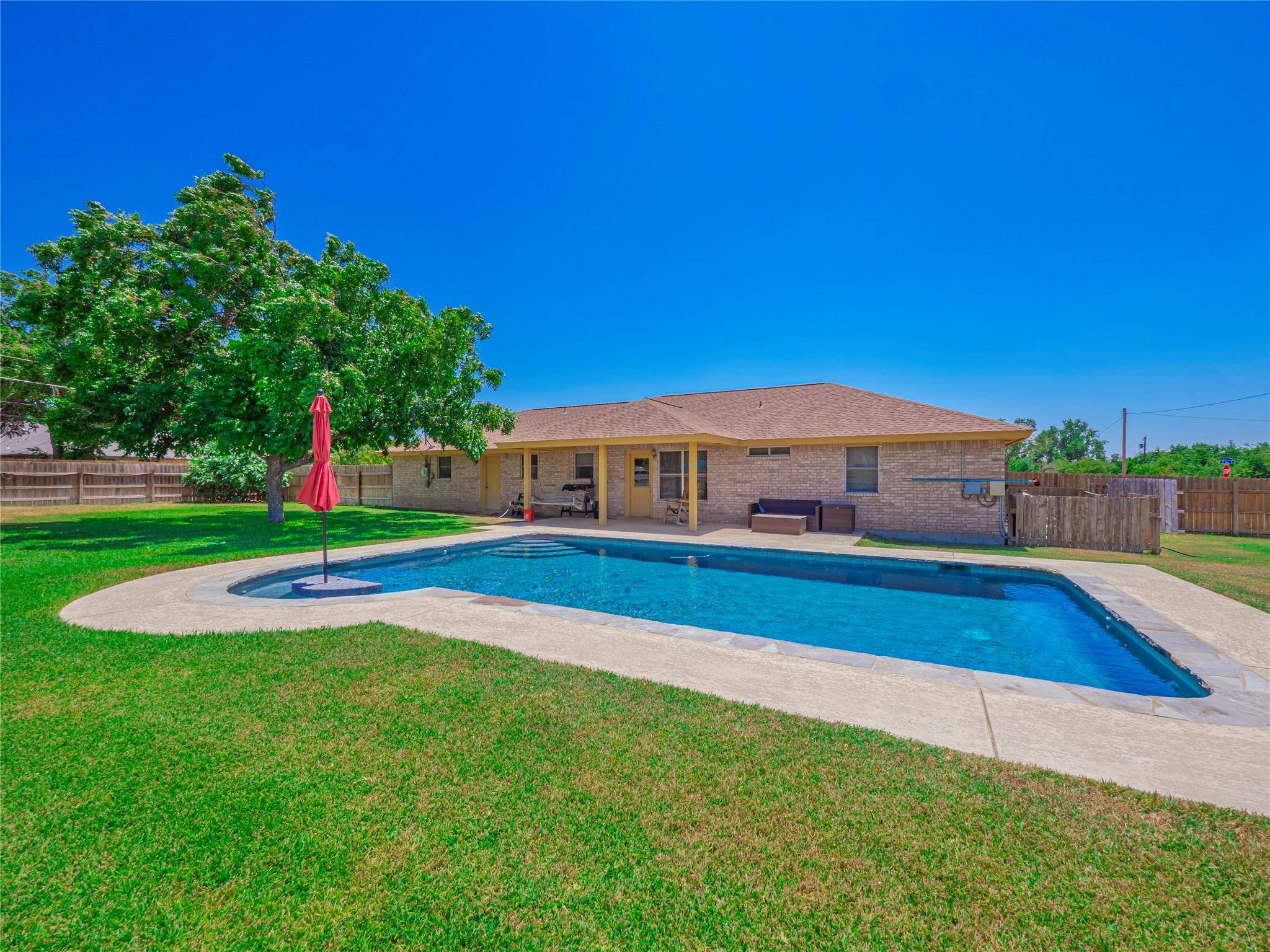 208 Avenue B, Jarrell, TX 76537
