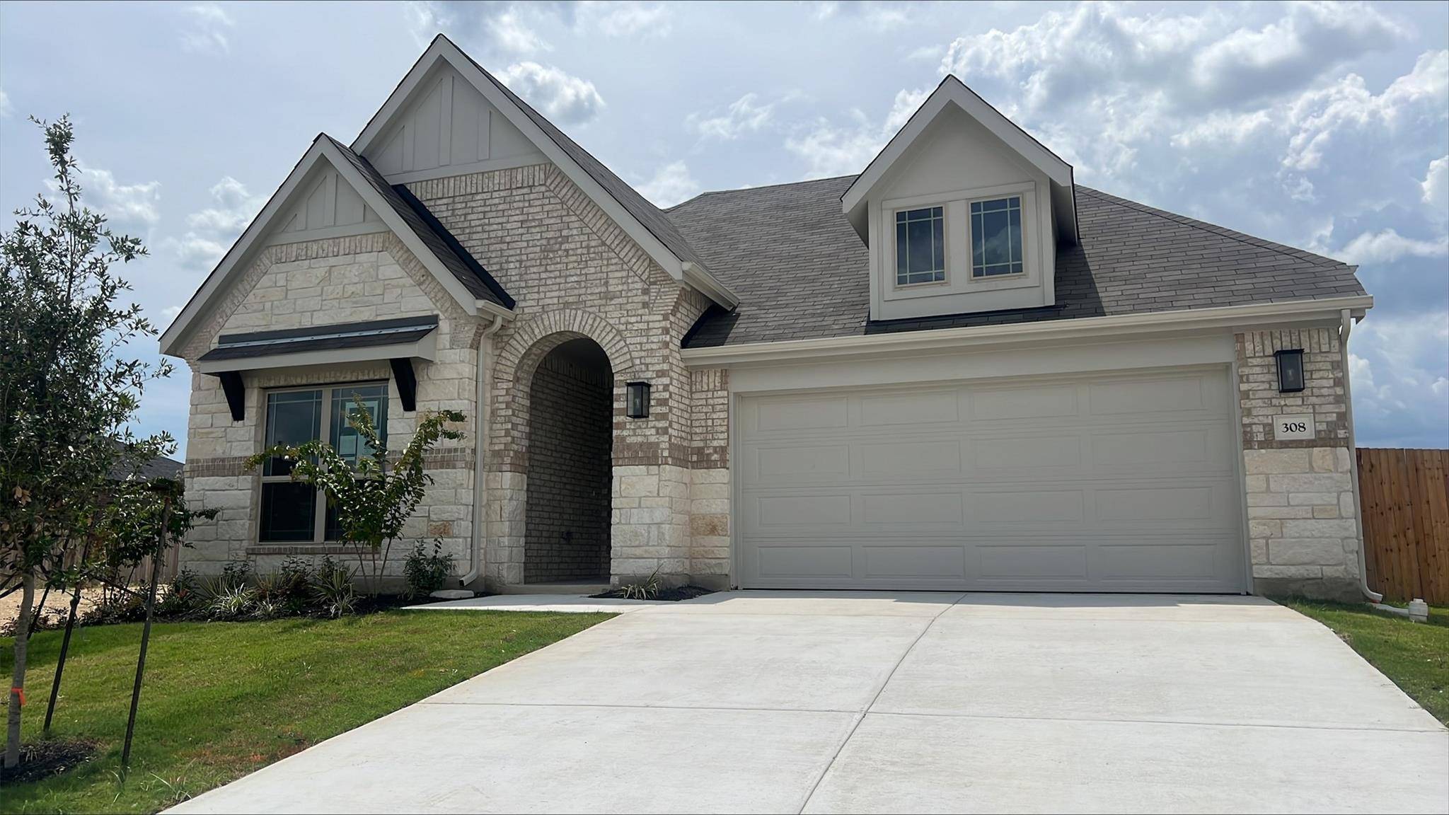 308 Diamond Leaf DR, Buda, TX 78610