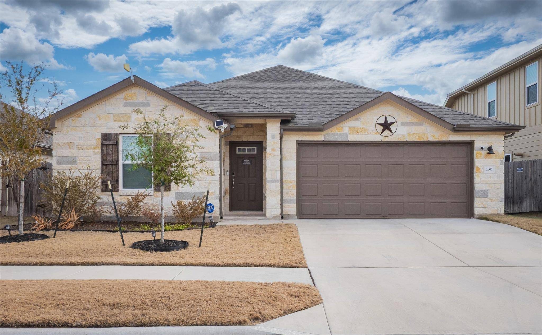 130 Greenspire LN, Hutto, TX 78634