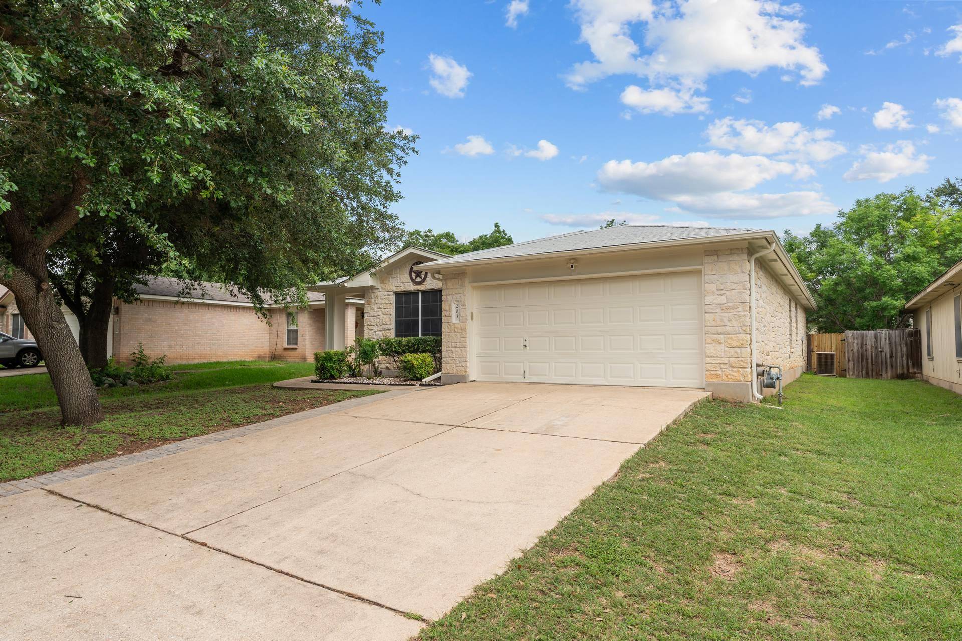203 Presidio DR, Leander, TX 78641