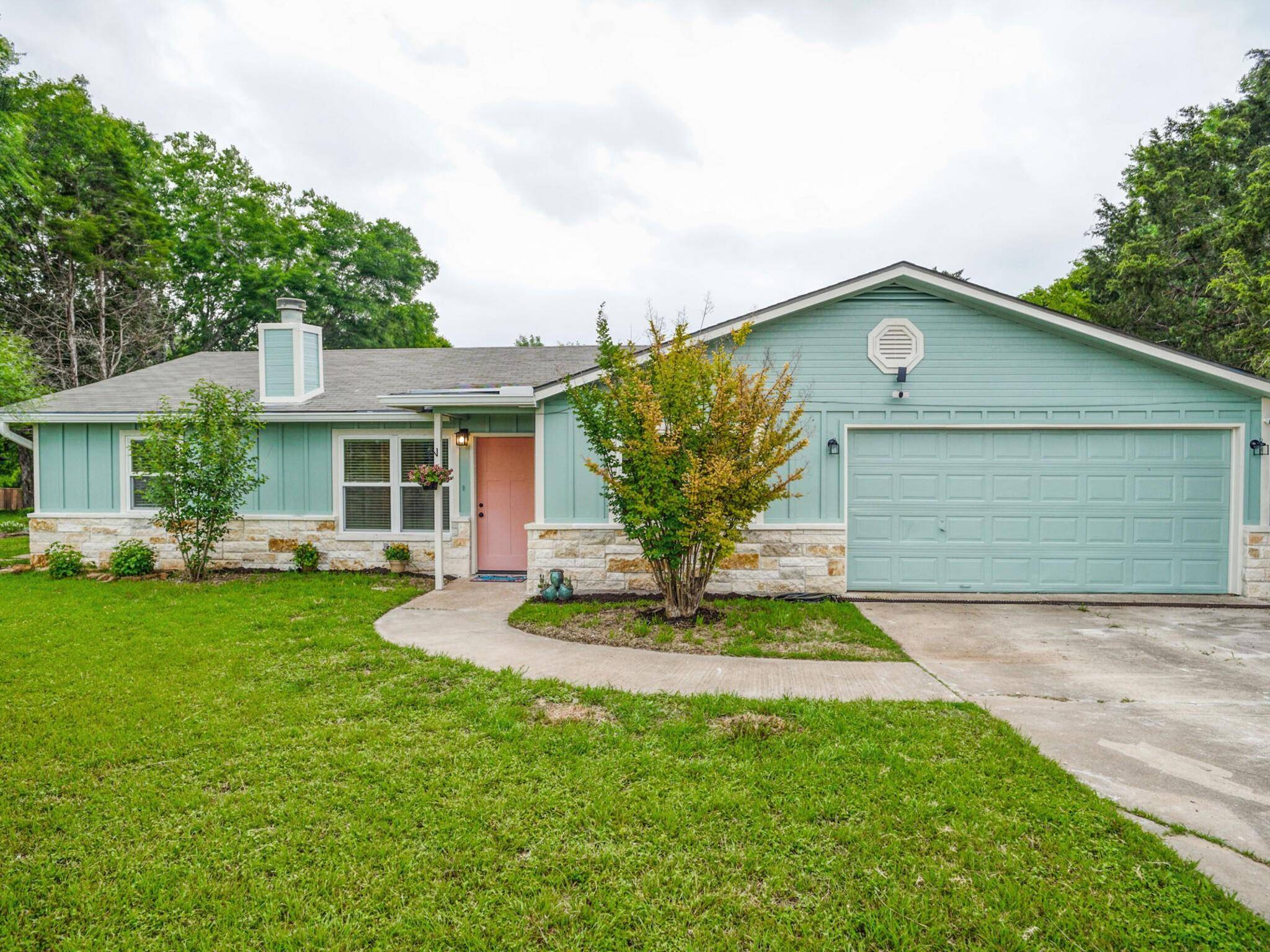 1307 Lovers LN, Bastrop, TX 78602