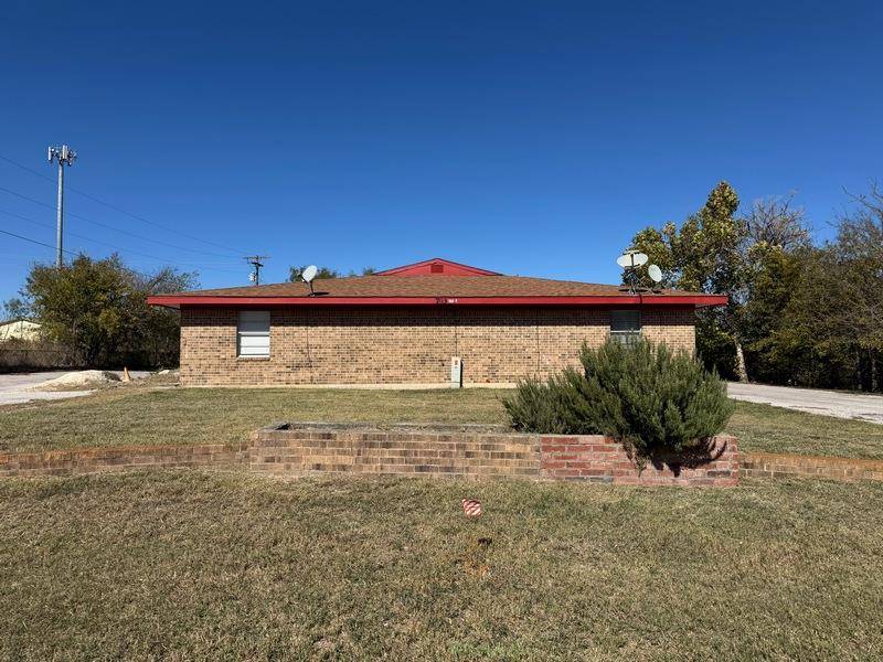 703 E Avenue J, Lampasas, TX 76550