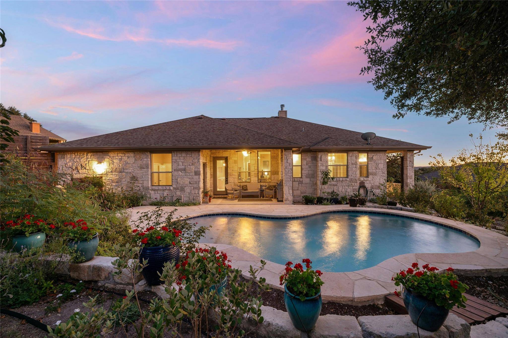 201 Greenridge LN, Dripping Springs, TX 78620