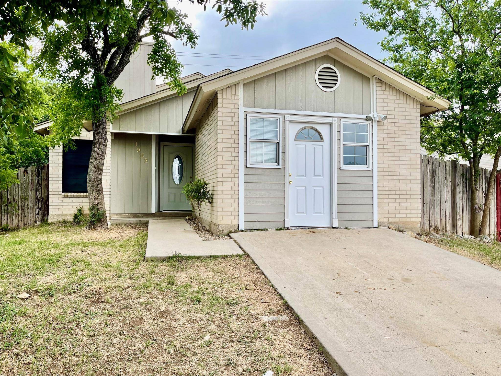 1923 Castle Gate CIR, San Marcos, TX 78666