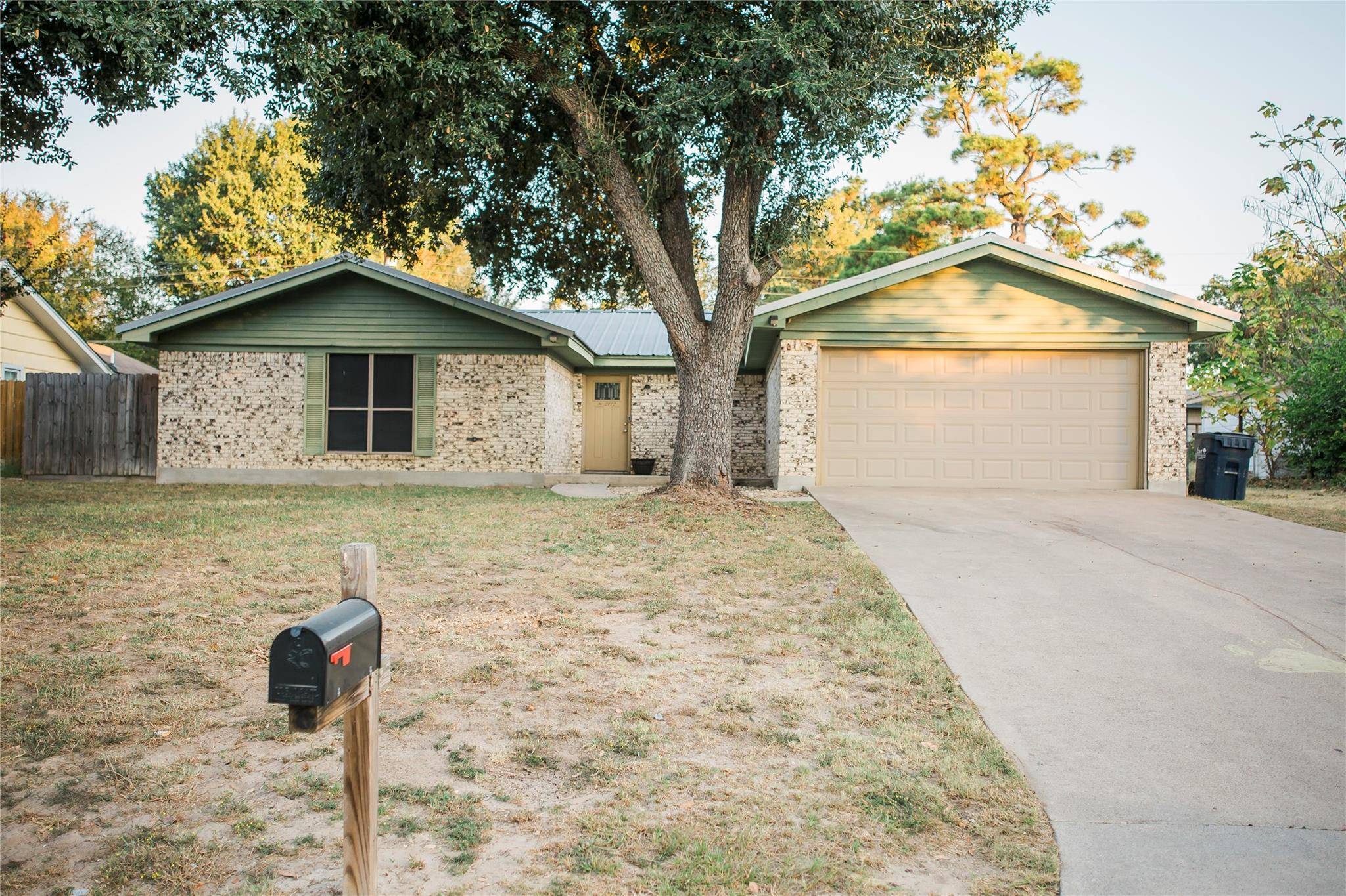 2112 Vogel Ave, Rockdale, TX 76567