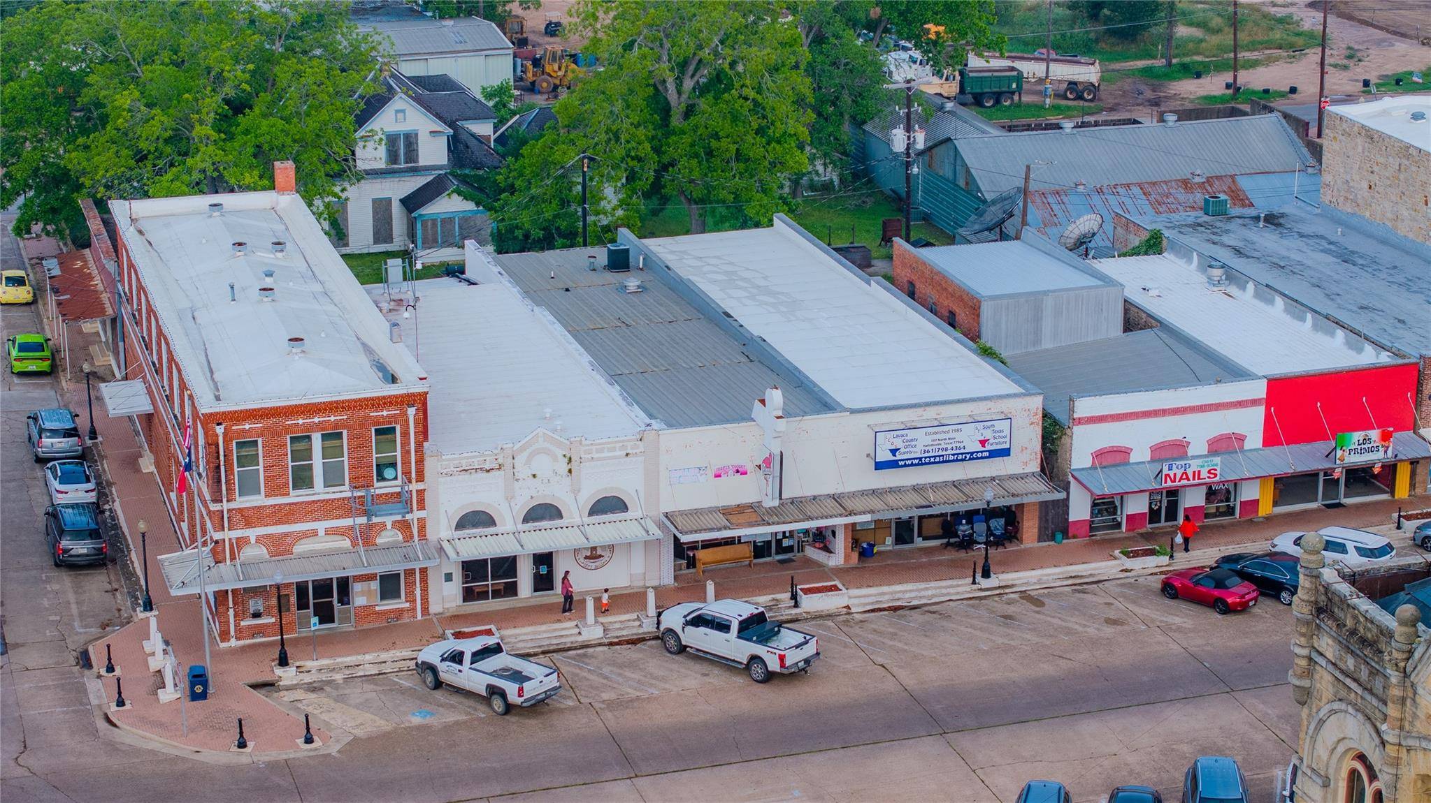 105 N Main ST, Hallettsville, TX 77964